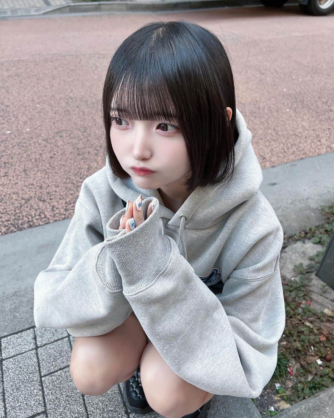 森下かのんさんのインスタグラム写真 - (森下かのんInstagram)「. パーカー女子好きですか？  ・ ・ ・   #黒髪ボブ  #黒髪  #黒髪ショート  #黒髪女子  #色素薄い系メイク  #色素薄い系 #fr2 #ジャージコーデ  #被写体  #被写体モデル  #モノトーン  #モノトーンコーデ  #白黒コーデ  #カジュアル  #カジュアルコーデ  #韓国ファッション  #ストリートファッション  #tシャツコーデ #ストリート系女子 #ストリートコーデ  #パーカーコーデ  #パーカー女子 #自撮り界隈  #自撮り女子 #いいね返し #오오티디 #followme」12月12日 21時27分 - kanon_nagase