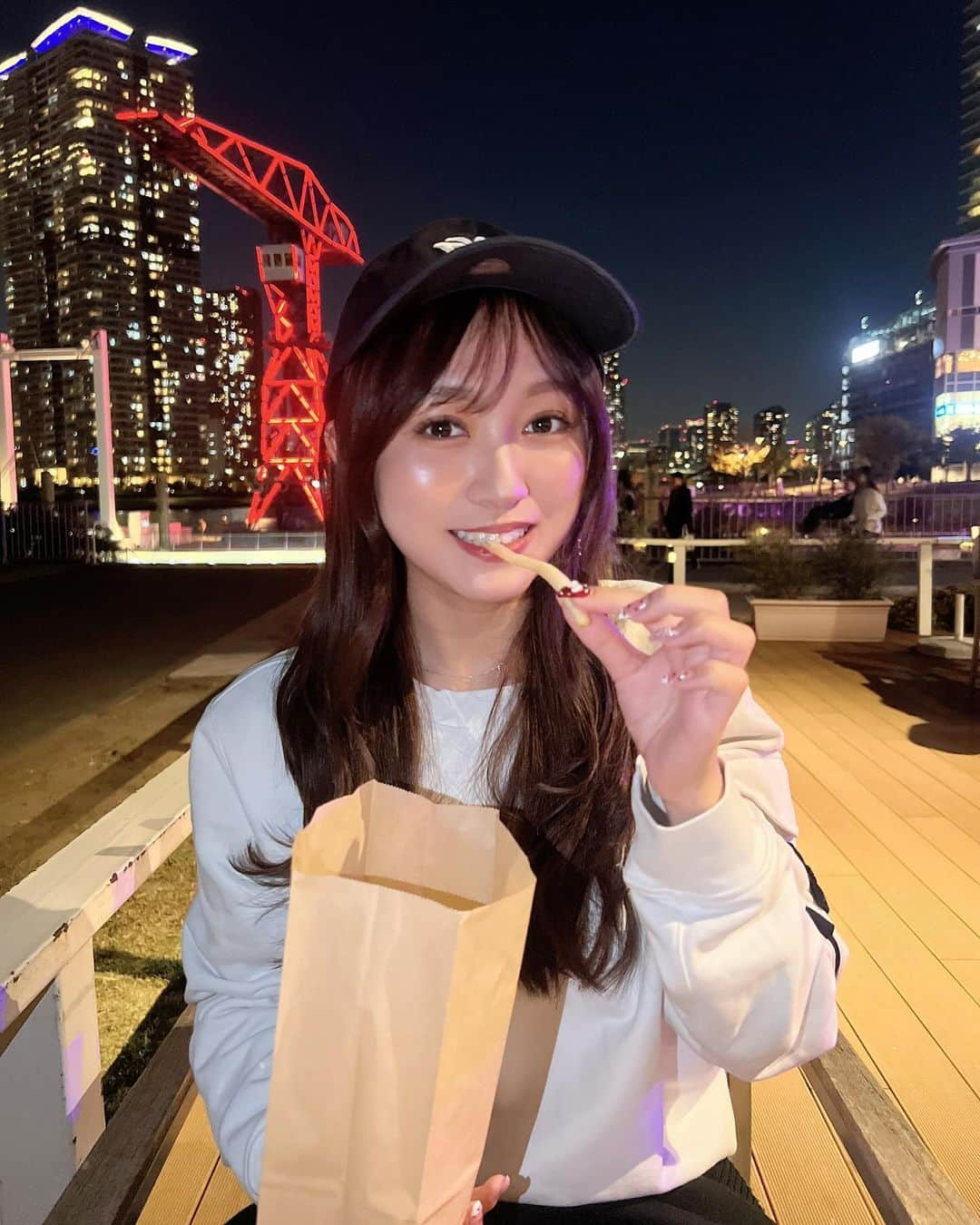 三田萌日香さんのインスタグラム写真 - (三田萌日香Instagram)「. . . ポテトって最高🫣ダイエット中です！ . . . . . . . . . . #ポテト好き #ダイエット中 #stoneisland #トレーナーコーデ #キャップ女子 #キャップコーデ #japanesegirl #japaneseidol #girl #idol #アイドル #アイオケ #fff #fypシ #ootd #カジュアルコーデ」12月12日 21時30分 - _m_m_monika