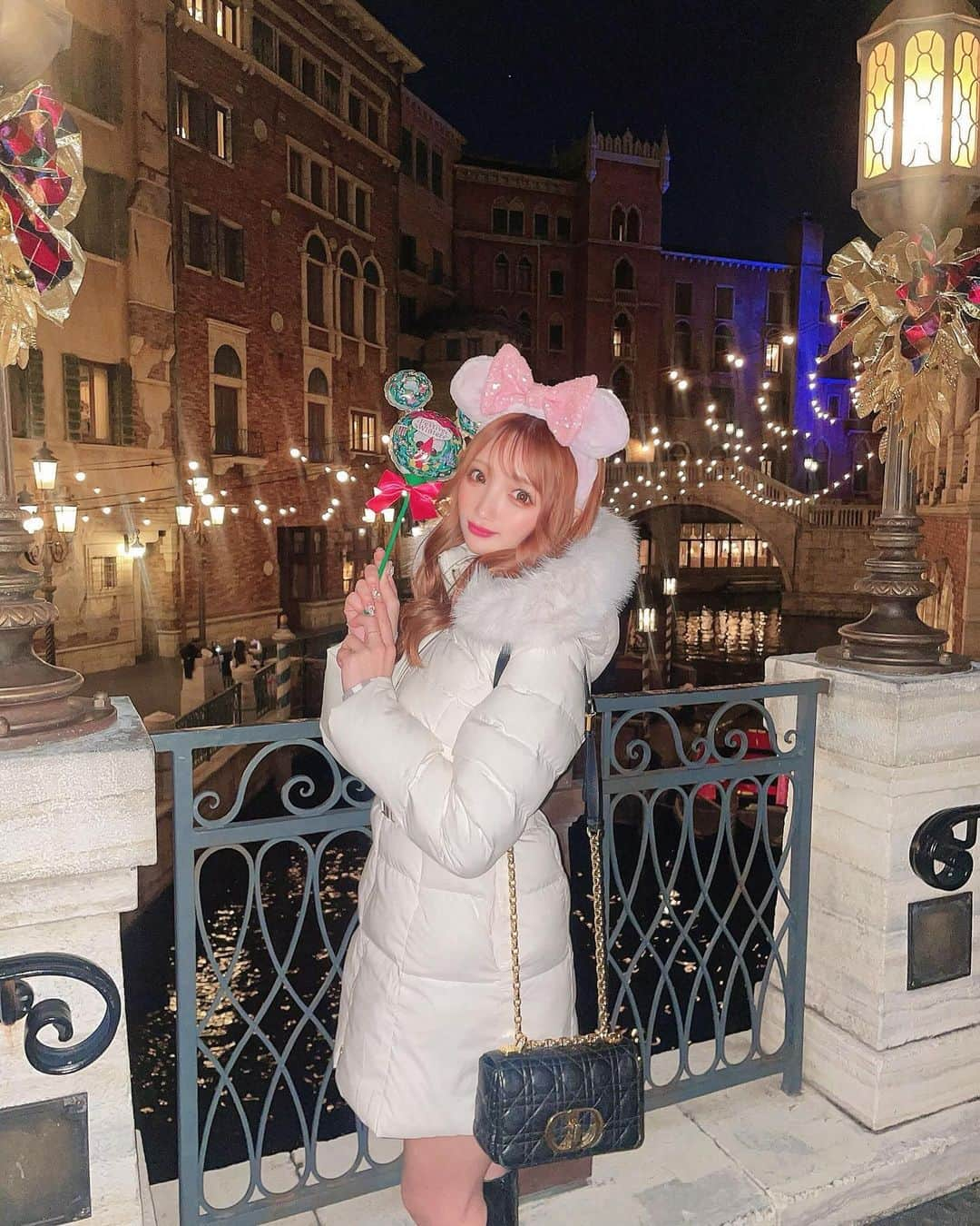 まゆぴちゅーさんのインスタグラム写真 - (まゆぴちゅーInstagram)「TDS🎄🎀❤️  夜のメディテレーニアンハーバーも めちゃくちゃ綺麗だった。。。🥺💕  ここ昼しか写真とったことなかったけど 夜もこんな感じになってめちゃおすすめ♡  ちなみにこのスタイル盛れもしてあったかい 白の可愛いダウンは、 @lipservice_official さんのだよ♡♡♡♡ . . . #ディズニーコーデ #ディズニーシー #ディズニー写真部 #ディズニークリスマス #ディズニーカチューシャ #クリスマスディズニー #ホワイトコーデ #disneysea #tokyodisneysea #disneyphoto #メディテレーニアンハーバー」12月12日 21時33分 - mayu_03pichu