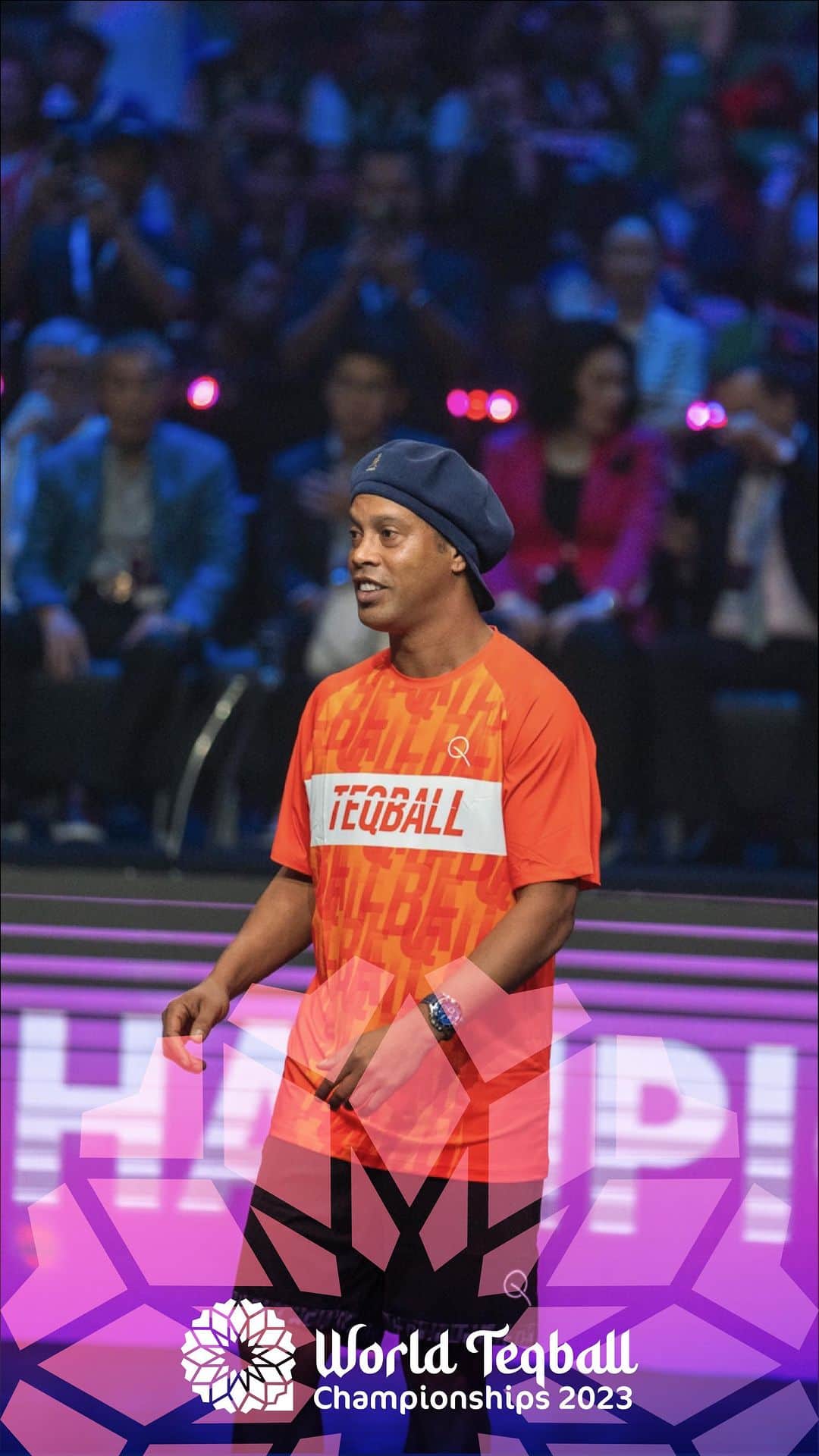 ロナウジーニョのインスタグラム：「Bangkok served as the dynamic stage where the World Teqball Championships collided with the iconic presence of @ronaldinho  • #Teqball #WorldIsCurved #Teq #Thailand #Thai #Bangkok #TeqballWCH」