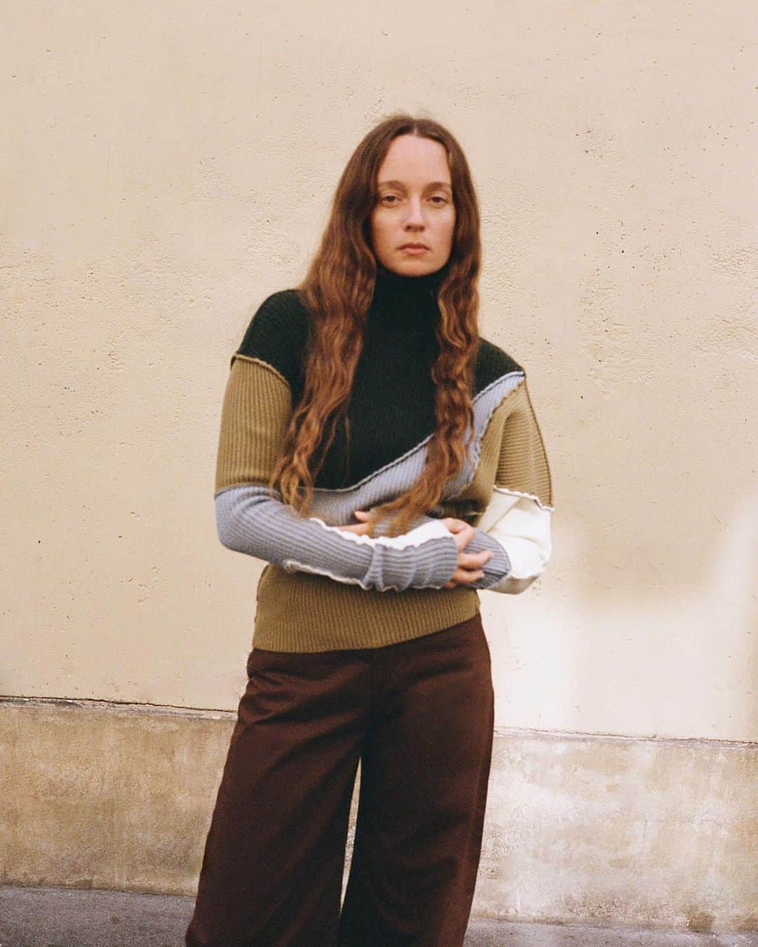 leinwande_officialのインスタグラム：「ㅤㅤㅤㅤㅤㅤㅤㅤㅤㅤㅤㅤㅤ leinwände 24spring/summer collection -Patchwork Asymmetry Top- ㅤㅤㅤㅤㅤㅤㅤㅤㅤㅤㅤㅤㅤ 3種の編み地をリンキングでパッチワークしたタートルネックトップ。表側にあえてリンキングを出し、ニットの表面感とデザインの構造を強調しながら、左右の袖をアシンメトリーにすることで　ミニマルながらもキャラクターのある1枚に。 ㅤㅤㅤㅤㅤㅤㅤㅤㅤㅤㅤㅤㅤ 【Pre-order 10%off campaign】 プレオーダー期間のご注文に限り10%off (ご購入後、一定期間のキャンセルも可能) ㅤㅤㅤㅤㅤㅤㅤㅤㅤㅤㅤㅤㅤ #leinwände #leinwande」