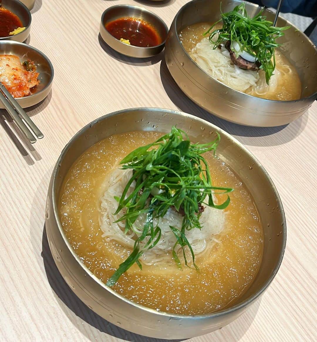 菊地あやかさんのインスタグラム写真 - (菊地あやかInstagram)「. ˗ˏˋ  賞味期限5分の京都冷麺  ˎˊ˗  ストーリーの方でも食べたいって つぶやいてたアジョシの冷麺🥺💗 速攻で私も気になってる！って 返事くれたRIKAと🫶(パーマかわゆ) 天気悪くて寒かったけど期待どおり 美味しかった〜！！！🥹 麺がモッチモチで弾力がすっごい🥹 冷麺大大大好きだからもちろん大盛り( ) ネギ味噌も気になってるからまた来年！笑 #京都冷麺#下北沢グルメ#アジョシ#冷麺」12月12日 21時39分 - ayaka_official06