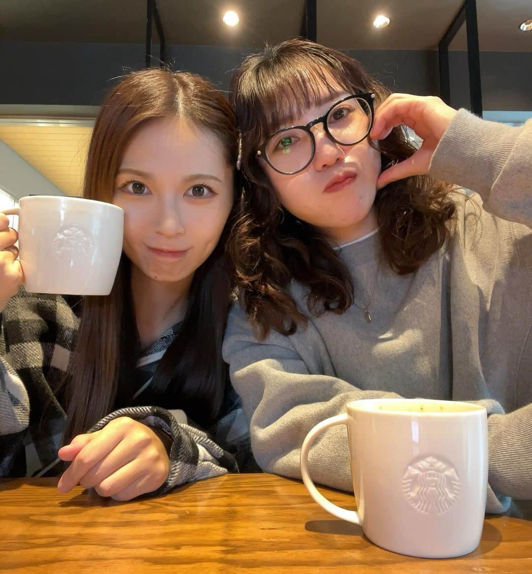 菊地あやかさんのインスタグラム写真 - (菊地あやかInstagram)「. ˗ˏˋ  賞味期限5分の京都冷麺  ˎˊ˗  ストーリーの方でも食べたいって つぶやいてたアジョシの冷麺🥺💗 速攻で私も気になってる！って 返事くれたRIKAと🫶(パーマかわゆ) 天気悪くて寒かったけど期待どおり 美味しかった〜！！！🥹 麺がモッチモチで弾力がすっごい🥹 冷麺大大大好きだからもちろん大盛り( ) ネギ味噌も気になってるからまた来年！笑 #京都冷麺#下北沢グルメ#アジョシ#冷麺」12月12日 21時39分 - ayaka_official06