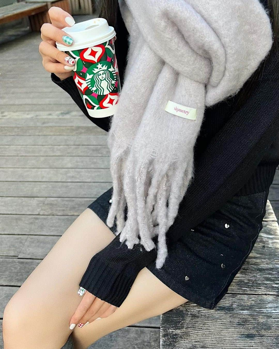 中島奈津希さんのインスタグラム写真 - (中島奈津希Instagram)「🎄⛄️🧣 ⁡ ⁡ ⁡ 載せるの遅くなっちゃったけど お気に入りの#クリスマスネイル ⛄️🧣 ⁡ 載せる前からしすてぃーぬさんが ＂ネイル変えた？＂って すぐ気付いてくれてさすがだと思ったよ🤩🫶 ⁡ ⁡ ⁡ ⁡ 今回は#ミッキースノーマンネイル にしてもらいました⛄️🧣 ぱっと見雪だるまに見えるけど、 よーく見るとミッキーになってるのがお気に入り⛄️💭🐭 この時期必ずやりたくなっちゃうマットなギンガムチェックも❤️💚 ⁡ ⁡ ⁡ チラ見えするネイルが本当に可愛くて ふと爪を見た時に目が合うスノーマンちゃんに にやにやが止まらなかった🥰 本当に本当にお顔がかわいすぎる🫠❤️💚 今回も安定のなほさん(@naaaaa_ho.nail )ネイルです💅 ⁡ 毎度本当にすごすぎる、、😍😍 次は何ネイルにしようかな😌？ ⁡ ☁️☁️☁️☁️☁️☁️☁️☁️☁️☁️☁️☁️☁️ #disneysisters_jp ←中島姉妹ディズニーまとめ👭 #おなつのネイル ←ネイルまとめ💅 #ななくる#ディズニーネイル#ディズニークリスマス#クリスマスディズニー#マットネイル#disneynails#disneychristmas#christmasdisney」12月12日 21時39分 - nakajima_natsuki