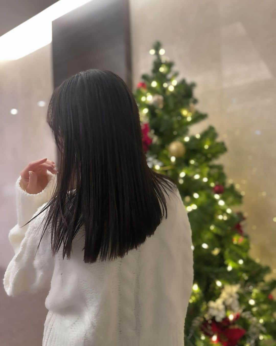 清原ゆきなのインスタグラム：「クリスマス前に毛先をぱつっとカットしてきました✨ 顔まわりは寝起きに何もしなくても決まるように、ポニーテールした時は自然にぱらっと落ちた髪のバランスがかわいいように！と、わがままを叶えてもらい最高に大満足なカットになりました💇‍♀️✨ 前髪はシースルーも流しもどちらも楽しめるカットで長さは涙袋より少しだけ下くらい✨  来年5月くらいまでは髪をのばして楽しもう☺️✨  #アプリ婚 #夫婦 #歳の差夫婦 #週末婚 #夫婦の時間を映画のように #ブライダルフォト #ブライダル #夫婦デート #結婚式オープニングムービー #ウェディング #ブライダルモデル #プレ花嫁 #式場探し中 #結婚式場探し #結婚式場探してる人と繋がりたい #仲良し夫婦 #恋人夫婦 #💍#ぱつっとミディアム #ぱつっとカット #前髪カット #顔周りカット」