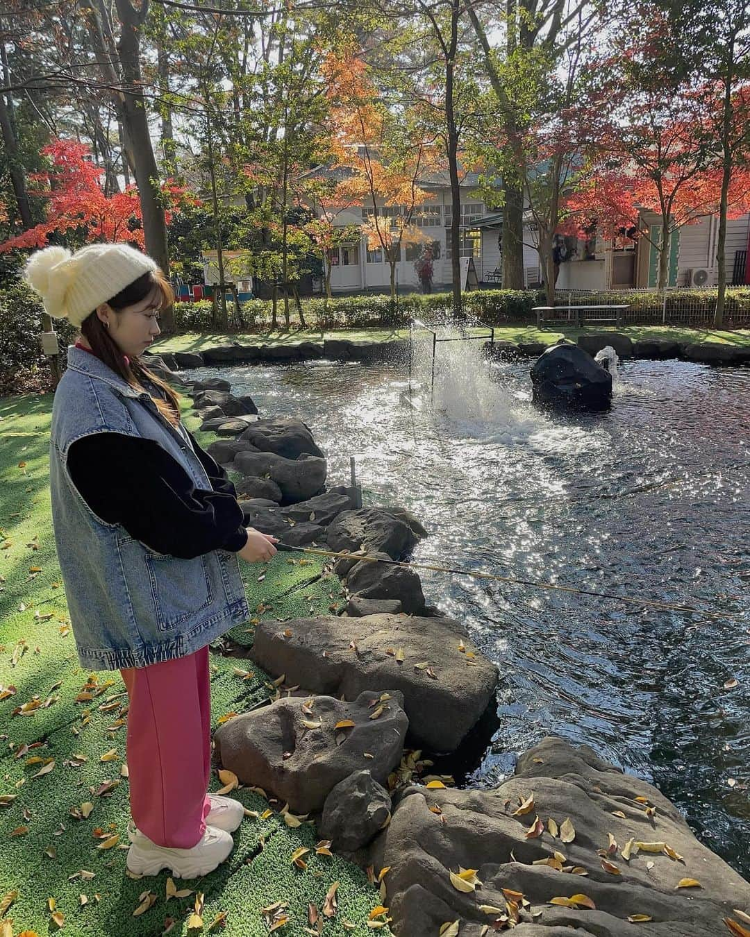 山岸理子さんのインスタグラム写真 - (山岸理子Instagram)「* ➰🍂🍁 ⁡ まだ紅葉みっけた👀そして、魚釣れたよ🎣 ⁡  #山岸理子」12月12日 21時42分 - riko_yamagishi.official