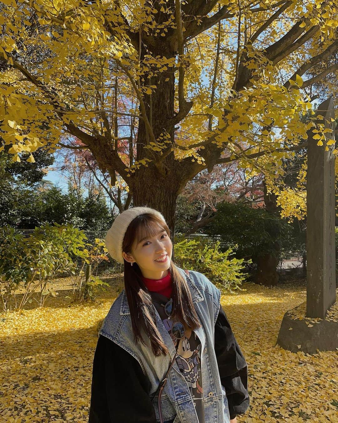 山岸理子さんのインスタグラム写真 - (山岸理子Instagram)「* ➰🍂🍁 ⁡ まだ紅葉みっけた👀そして、魚釣れたよ🎣 ⁡  #山岸理子」12月12日 21時42分 - riko_yamagishi.official