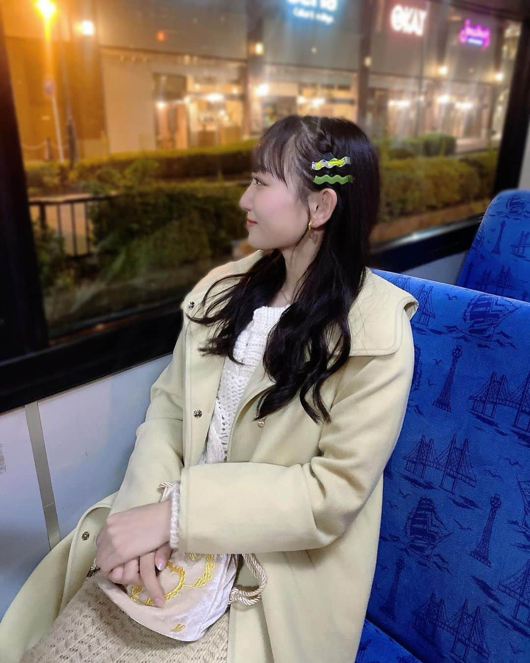 瀧脇笙古さんのインスタグラム写真 - (瀧脇笙古Instagram)「🚌次、止まります🚌 ⁡ ⁡ ⁡ ⁡ このバスはピンポンなるかな？ あ！鳴った！！！！！😆 の顔です ⁡ ⁡ ⁡ ⁡ #イコラブ」12月12日 21時41分 - takiwaki_shoko_