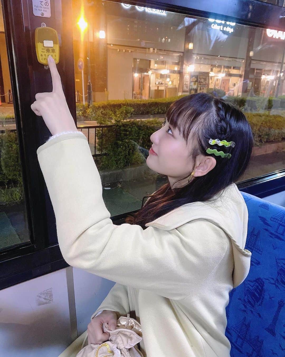 瀧脇笙古さんのインスタグラム写真 - (瀧脇笙古Instagram)「🚌次、止まります🚌 ⁡ ⁡ ⁡ ⁡ このバスはピンポンなるかな？ あ！鳴った！！！！！😆 の顔です ⁡ ⁡ ⁡ ⁡ #イコラブ」12月12日 21時41分 - takiwaki_shoko_
