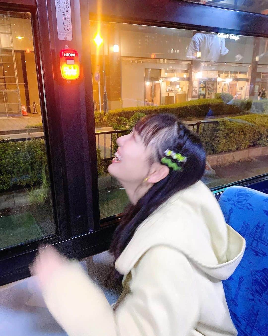 瀧脇笙古のインスタグラム：「🚌次、止まります🚌 ⁡ ⁡ ⁡ ⁡ このバスはピンポンなるかな？ あ！鳴った！！！！！😆 の顔です ⁡ ⁡ ⁡ ⁡ #イコラブ」