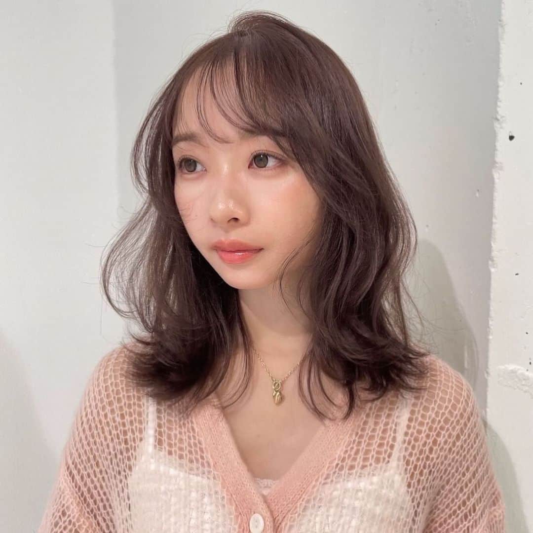 YochiMiku のインスタグラム：「cocoa greige♡ ほんのりラベンダーを調合しているので お肌が白く見えます❄️ 透明感たっぷりの冬っぽcolor🧚🏻  cutは鎖骨下レングスでお顔まわりに柔らかい動きが出るようにlayerを入れています✂︎♡ styling方法もお伝えしますね🪄  是非可愛くしにいらしてください🎀」