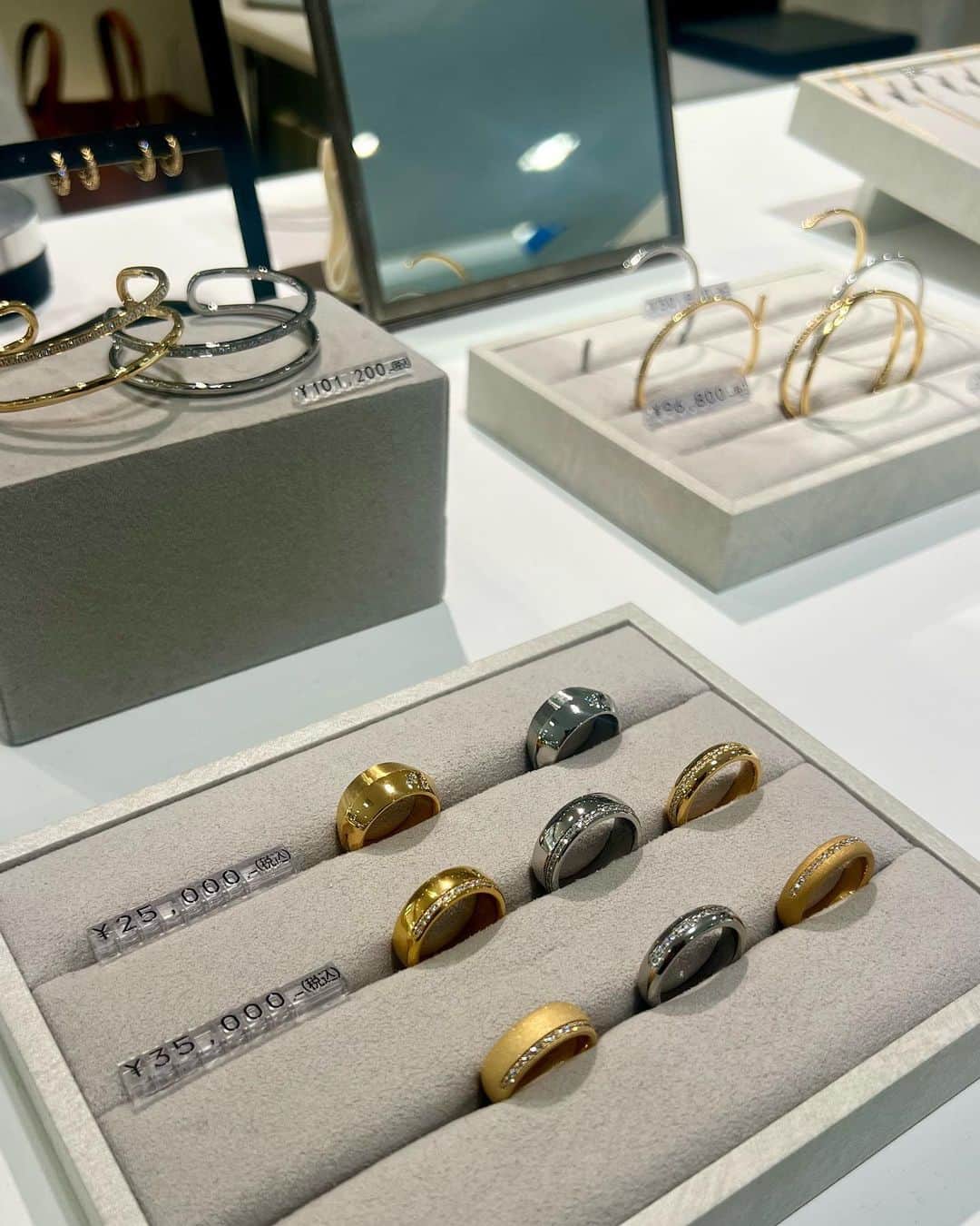 Ayaさんのインスタグラム写真 - (AyaInstagram)「@melemele.official の popupへ行ってきました💍✨  どれも可愛いかったー😍😍 melemeleのダイヤモンドは輝きが 本当に綺麗なので見ているだけで気分上がります！ それに金属アレルギー対応ダイヤモンド💎✨  POP UP期間中はELLE × MELEMELE  コラボレーションラインが販売されてるので、 是非チェックを🔎  明日から神戸大丸店でPOPUPイベントが 開催されるそうなのでお近くの方は是非覗いて見てください💘  12月13日(水）〜1月9日(火）まで  大切な人、 自分へのクリスマスプレゼント🎁にもぴったり💍  @elleboutiquejapan   #ellexmelemele #ELLE  #MELEMELE #diamond #ジュエリー #新作 #コラボレーション #エル #神戸大丸 #PR」12月12日 21時52分 - aya__fit