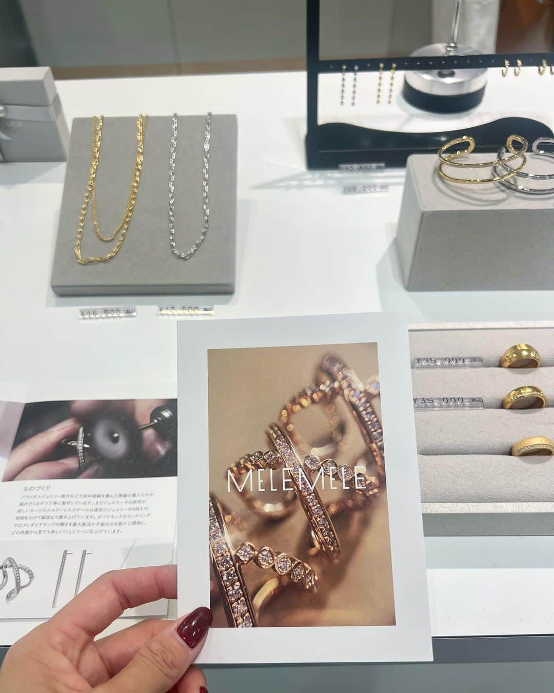 Ayaさんのインスタグラム写真 - (AyaInstagram)「@melemele.official の popupへ行ってきました💍✨  どれも可愛いかったー😍😍 melemeleのダイヤモンドは輝きが 本当に綺麗なので見ているだけで気分上がります！ それに金属アレルギー対応ダイヤモンド💎✨  POP UP期間中はELLE × MELEMELE  コラボレーションラインが販売されてるので、 是非チェックを🔎  明日から神戸大丸店でPOPUPイベントが 開催されるそうなのでお近くの方は是非覗いて見てください💘  12月13日(水）〜1月9日(火）まで  大切な人、 自分へのクリスマスプレゼント🎁にもぴったり💍  @elleboutiquejapan   #ellexmelemele #ELLE  #MELEMELE #diamond #ジュエリー #新作 #コラボレーション #エル #神戸大丸 #PR」12月12日 21時52分 - aya__fit