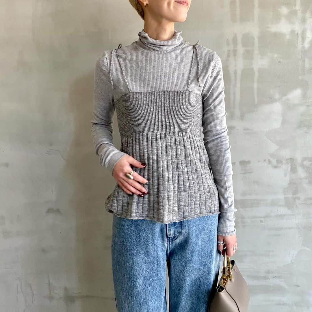 エリオポールのインスタグラム：「2023 Winter Collection  Knit  17.600yen / TICCA  Ref: 23551001041TN Color: Grey. Black Size: F  下記店舗にてお電話での通販を承っております。  HELIOPOLE代官山店  03 3770 6438  HELIOPOLE 札幌店  011 209 5455  @heliopole_official #HELIOPOLE  #エリオポール @ticca_jp #ticca」