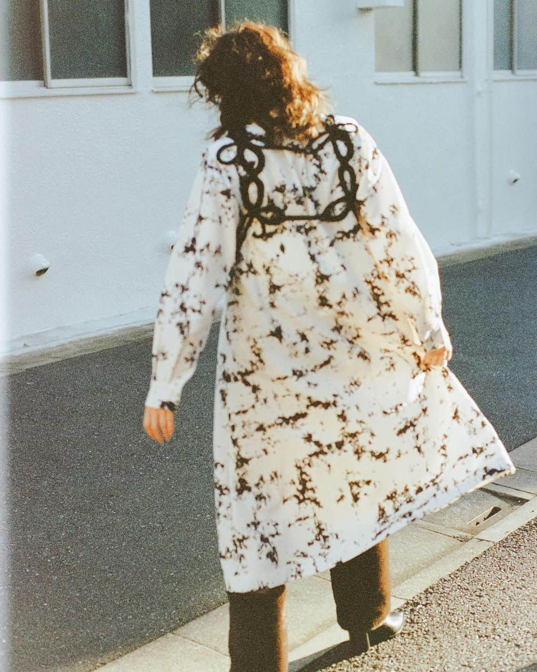 Rumchéさんのインスタグラム写真 - (RumchéInstagram)「#YuiAragaki in flower bond yarn harness & abstract paint dress  DEW Magazine #48 Joy Issue Fall 2023  Photography @kisshomaru  Styling @kaori_912  Hair @miho_emo_  Make-up @annamisawa  Casting director @kayaxxi   🔗dewmagazine.com @dewmagazine   #dewmagazine #RUMCHE #新垣結衣」12月12日 21時49分 - rumche_official