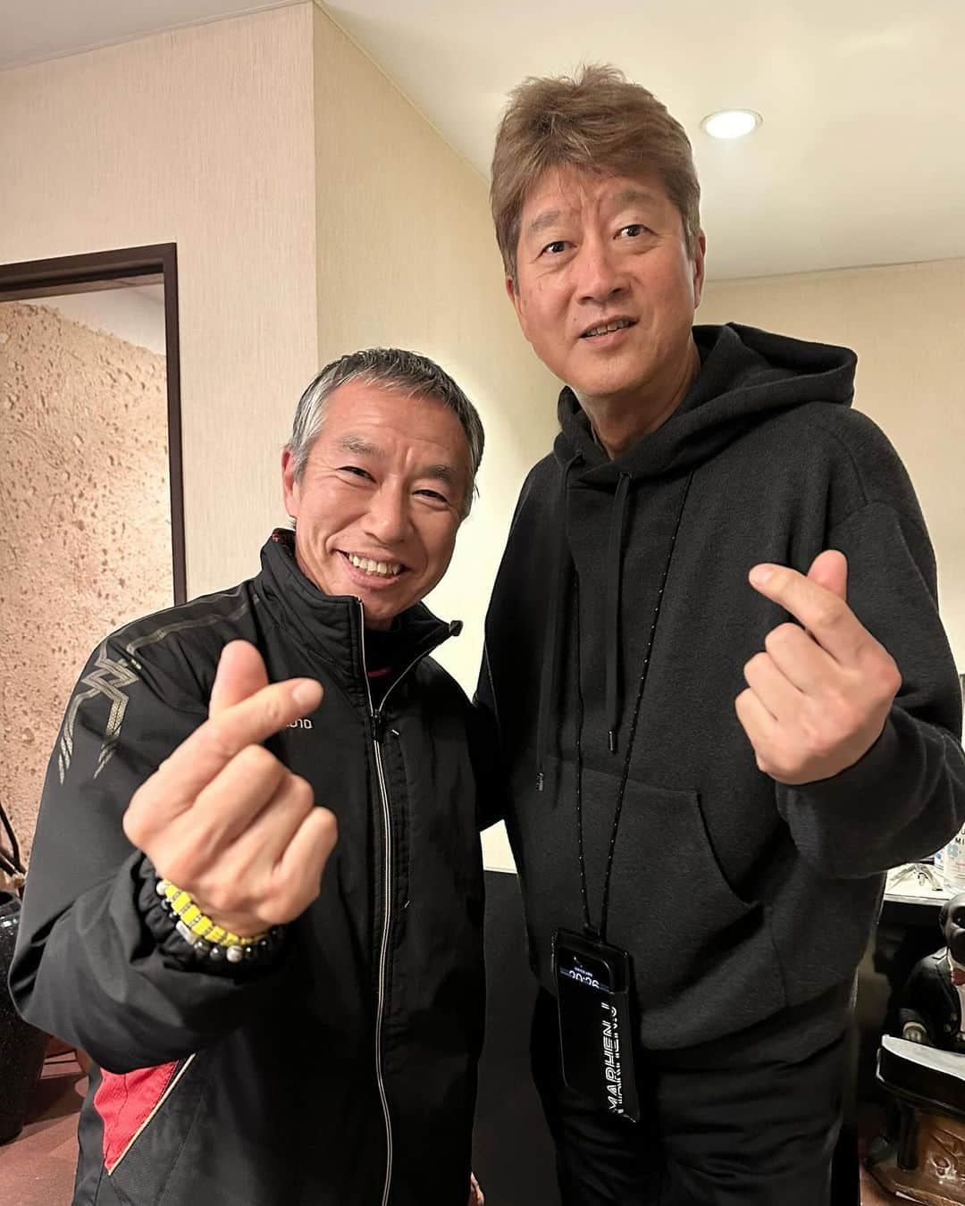 金石昭人さんのインスタグラム写真 - (金石昭人Instagram)「カネやんファミリー✌️  朝の連ドラ「ブギウギ」の 梅吉さん現る‼️ 亀🐢も元気らしい😄  同い年のギバちゃんに刺激もろた😄🤝 ワシもがんばろ🤜🤛  どや  #カネやんファミリー #同い年 #柳葉敏郎 さん #ブギウギ #梅吉 #どや」12月12日 21時52分 - kaneishiakihito