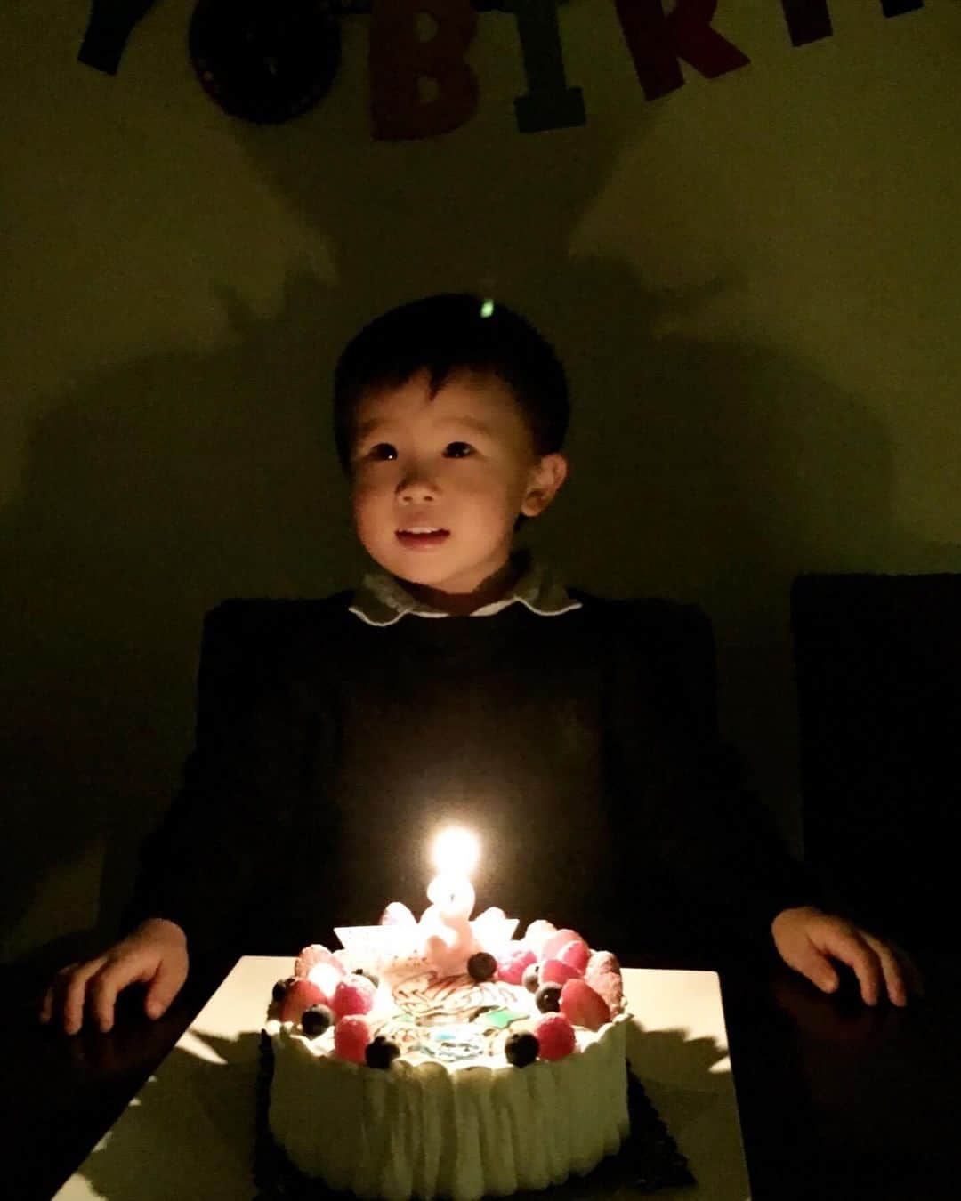 森田麻恵さんのインスタグラム写真 - (森田麻恵Instagram)「今日は次男の10歳の誕生日。  お兄ちゃんと作ったケーキでお祝いしました🎂  寝る前に赤ちゃんの頃からの写真や動画を一緒に見返して、あの時はあぁだったとか色々🤱  3枚目から6歳→３歳→10歳の今。  ついこの間まで赤ちゃんだったような気もするのに、10歳になったんだなぁと感慨深い気持ち。  子育てはかわいい楽しいだけじゃなくて、 上手く伝わらずもどかしいことや、怒りすぎて反省して謝ったり、、 全然器用にいかなくて奮闘しながら、私も一緒に成長してきました。  だからかな、ひとしお 産まれてきてくれて、元気に大きくなってくれてありがとう、と寝息？いびき？を聴きながら思う夜です⛄️  2023.12.12  #次男 #誕生日 #10歳 #宝物 #寝顔は赤ちゃんの頃と変わらない #ずっとかわいい #momlife」12月12日 21時53分 - morita_mae