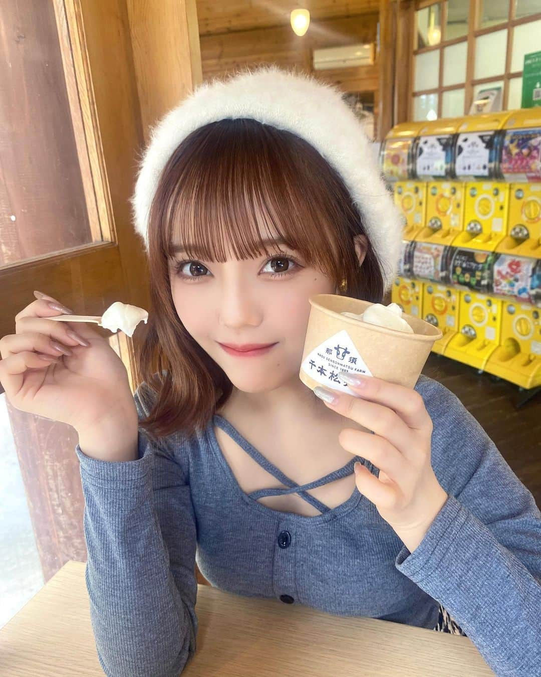 落合希来里さんのインスタグラム写真 - (落合希来里Instagram)「家族旅行🐄❤︎  お休みをいただいていた時に 大人になってからは初めての家族旅行ということで… お姉ちゃんと2人で両親に旅行をプレゼントしました🙏🏻✨ とっても喜んでくれて嬉しかったなああ|´-`)  今年に入ってからの目標のひとつに 親孝行をしたいっていれていたので叶えられて 感謝の気持ちを届けることができてよかった...！！  家族だけで過ごせた車の中とか旅館での時間は すごく幸せでした〜〜！！  ここは帰り道に寄った 千本松牧場🐃🐂🐄🍦 お姉ちゃんが沢山撮ってくれたから載せちゃうよ〜  最後の写真は車から見えた景色が絶景で 家族で集合写真を撮ったの✌🏻  またいつか行けますようにっ」12月12日 21時54分 - _ochiaikirari_