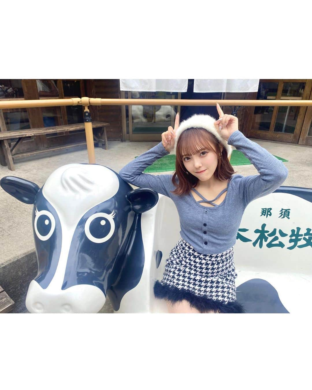 落合希来里さんのインスタグラム写真 - (落合希来里Instagram)「家族旅行🐄❤︎  お休みをいただいていた時に 大人になってからは初めての家族旅行ということで… お姉ちゃんと2人で両親に旅行をプレゼントしました🙏🏻✨ とっても喜んでくれて嬉しかったなああ|´-`)  今年に入ってからの目標のひとつに 親孝行をしたいっていれていたので叶えられて 感謝の気持ちを届けることができてよかった...！！  家族だけで過ごせた車の中とか旅館での時間は すごく幸せでした〜〜！！  ここは帰り道に寄った 千本松牧場🐃🐂🐄🍦 お姉ちゃんが沢山撮ってくれたから載せちゃうよ〜  最後の写真は車から見えた景色が絶景で 家族で集合写真を撮ったの✌🏻  またいつか行けますようにっ」12月12日 21時54分 - _ochiaikirari_