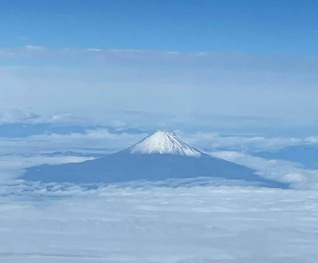 岩崎宏美さんのインスタグラム写真 - (岩崎宏美Instagram)「和歌山県橋本市で行われた，今年最後の 宝くじまちの音楽会ふれあいコンサートでした。 ヨシリンと2人で，これからも指差し確認しながら頑張りまーす‼️(そんなお年頃)😛 今月に入って、良いお年をぉ〜という言葉が飛びかっています。27日の仕事納めまで，体調維持しながら頑張ります。 帰りの飛行機から見えた富士山は、ご褒美に思えました。 元気を沢山いただくことができたから  明日はテレビの収録，頑張りまーす‼️ #岩崎良美 #上杉洋史  #山口鷹 #クラッシャー木村 #日高恵一 #上杉佳弥 #岩崎宏美 #宝くじまちの音楽会」12月12日 22時01分 - hiromiiwasaki_official