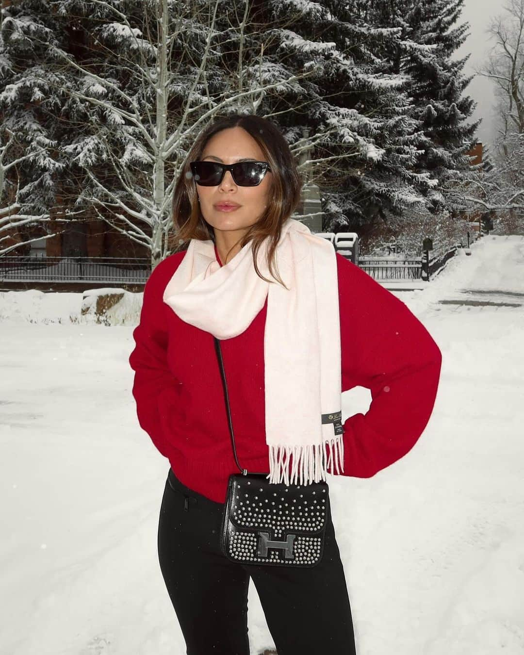 Marianna Hewittさんのインスタグラム写真 - (Marianna HewittInstagram)「favorite color of the season 💋🎁🍒  aspen for @hermes winter camp」12月12日 22時01分 - marianna_hewitt