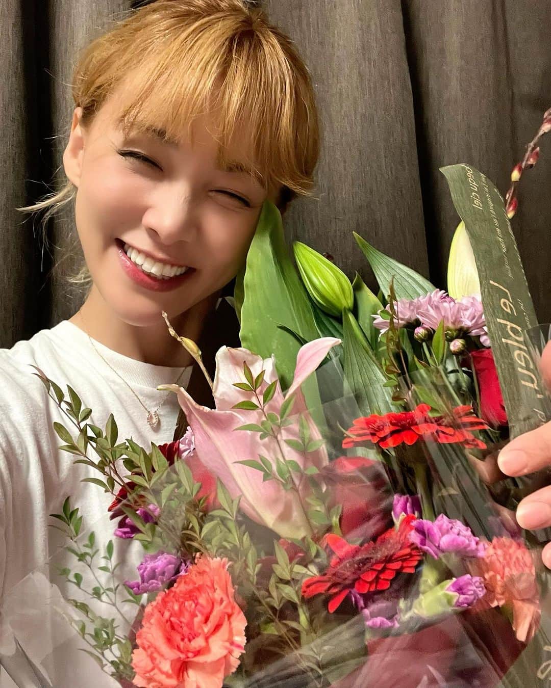 庄毛安那のインスタグラム：「TikTok ALL  STARS 楽しみ🩷 毎日応援してくれて 大切にしてくれてありがとう🌹 こんなにファンが増えて 圧は幸せです😆  明日は集大成をお見せします🎙️ 17:00〜盾表彰式 17:30〜TikTok ALL  STARSスタート 17:35〜音楽部門投票スタート 18:20頃投票締め切り  楽しもう🩷 応援宜しくお願いします🙇🩷  #圧ねぇ」