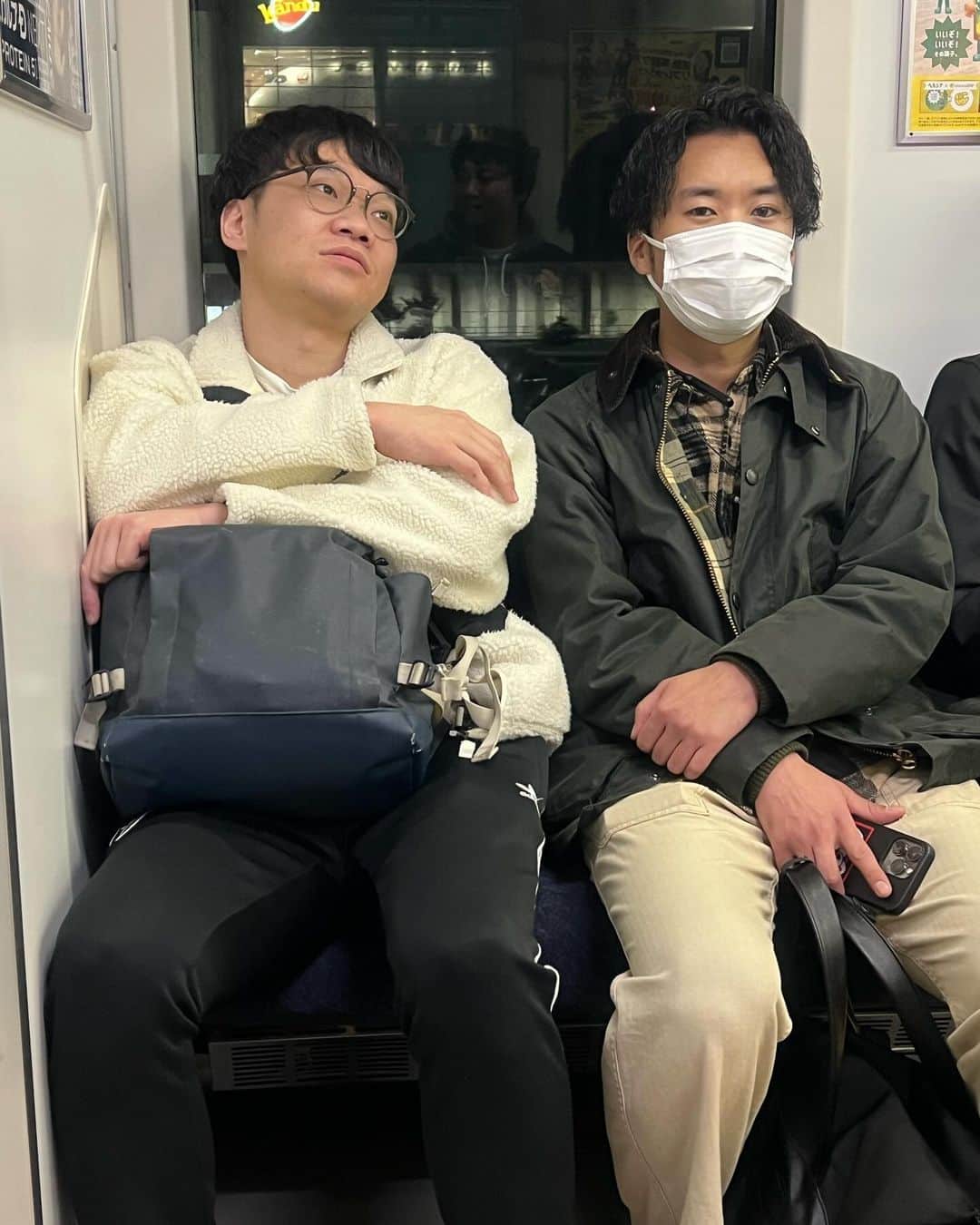 辻井亮平さんのインスタグラム写真 - (辻井亮平Instagram)「夜は幕張でライブでした。  バカほど笑った、、、。  お昼とは真逆の仕事内容やけど、こんな涙流して笑える現場はない。  笑い疲れました。  今日のコーナーライブは配信買って見てもらいたいわ。  帰りは岡下と飯食うて帰りました。  岡下は何食っても美味いとは言いません。  一緒に食いがいが無い男No. 1芸人やけどまぁまた食ったるわ。  しゃーなしやで。  あぁ疲れた、、、。  また涙流して笑えます様に。  #さぁ明日はいよいよ #ウルトラズ #と #ウルフルズ #夢のコラボ #楽しみやなぁ #まぁお茶の間の皆さんからは #少し見切れるくらいの私しか拝めないでしょうけども #僕は現場でその空間を #フルで楽しみ #心のビデオに録画して帰ります #SMAPさんも昔そう歌ってはったし #笑顔の元気で #山さん」12月12日 22時05分 - aironhed_tsujii