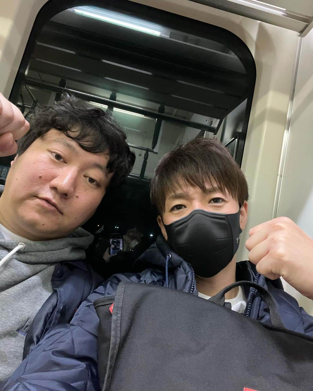 辻井亮平さんのインスタグラム写真 - (辻井亮平Instagram)「夜は幕張でライブでした。  バカほど笑った、、、。  お昼とは真逆の仕事内容やけど、こんな涙流して笑える現場はない。  笑い疲れました。  今日のコーナーライブは配信買って見てもらいたいわ。  帰りは岡下と飯食うて帰りました。  岡下は何食っても美味いとは言いません。  一緒に食いがいが無い男No. 1芸人やけどまぁまた食ったるわ。  しゃーなしやで。  あぁ疲れた、、、。  また涙流して笑えます様に。  #さぁ明日はいよいよ #ウルトラズ #と #ウルフルズ #夢のコラボ #楽しみやなぁ #まぁお茶の間の皆さんからは #少し見切れるくらいの私しか拝めないでしょうけども #僕は現場でその空間を #フルで楽しみ #心のビデオに録画して帰ります #SMAPさんも昔そう歌ってはったし #笑顔の元気で #山さん」12月12日 22時05分 - aironhed_tsujii