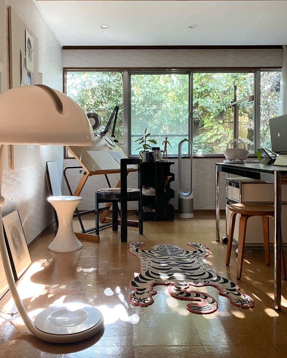 目黒ケイのインスタグラム：「Drawing room.🧡  My adhd quirks in one pic: 1. My mood is heavily influenced by natural light 2. I separate my traditional (pencil/graphite) and digital (wacom/ipad) drawing section so I can concentrate for longer spans of time.  3. I clean before and after using the space or else my mind feels cluttered and messy. Everything has a “home”. 4. Once I believe in something I’ll stick to it like my life depends on it lol. Sustainability is important for me personally so 90% of what I buy is secondhand, thrifted and/or vintage (clothes too) 5. I switch my chairs/stools depending on my mood and level of comfort. 6. I have a blackhole drawer where I throw things in when I’m too overwhelmed to organize lol (clearly not pictured here)」