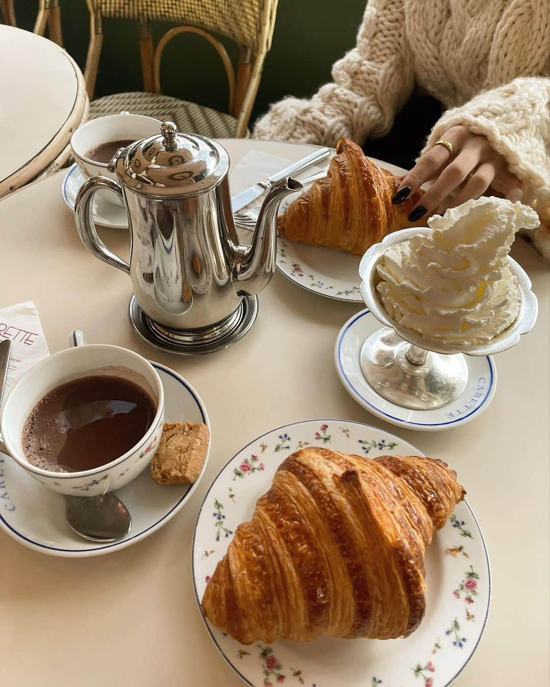 白倉あやさんのインスタグラム写真 - (白倉あやInstagram)「Blue coat.💙  Parisのおすすめcafe🫖 @caretteofficiel  そして今週末からHoliday collectionはじまります🎄 お楽しみに🥂」12月12日 22時15分 - shirakur_a