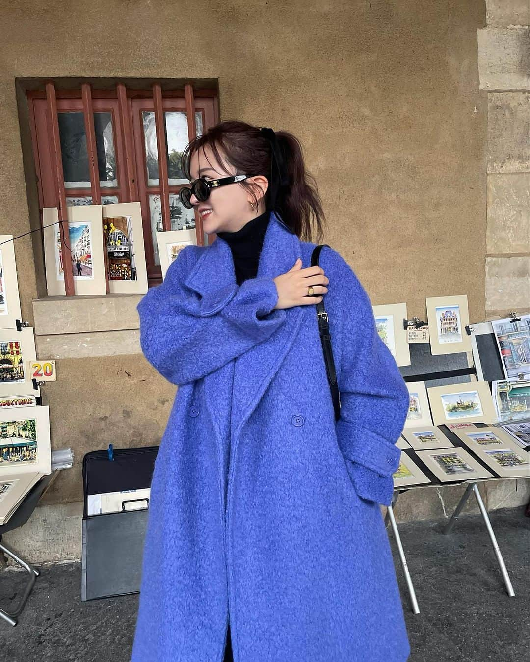 白倉あやさんのインスタグラム写真 - (白倉あやInstagram)「Blue coat.💙  Parisのおすすめcafe🫖 @caretteofficiel  そして今週末からHoliday collectionはじまります🎄 お楽しみに🥂」12月12日 22時15分 - shirakur_a