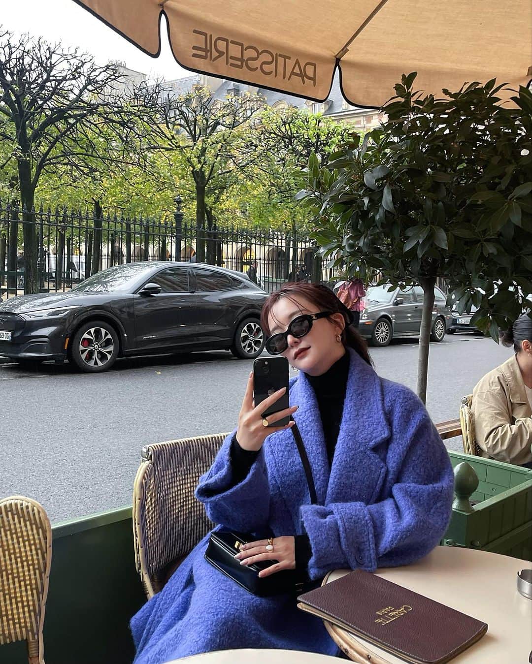 白倉あやのインスタグラム：「Blue coat.💙  Parisのおすすめcafe🫖 @caretteofficiel  そして今週末からHoliday collectionはじまります🎄 お楽しみに🥂」