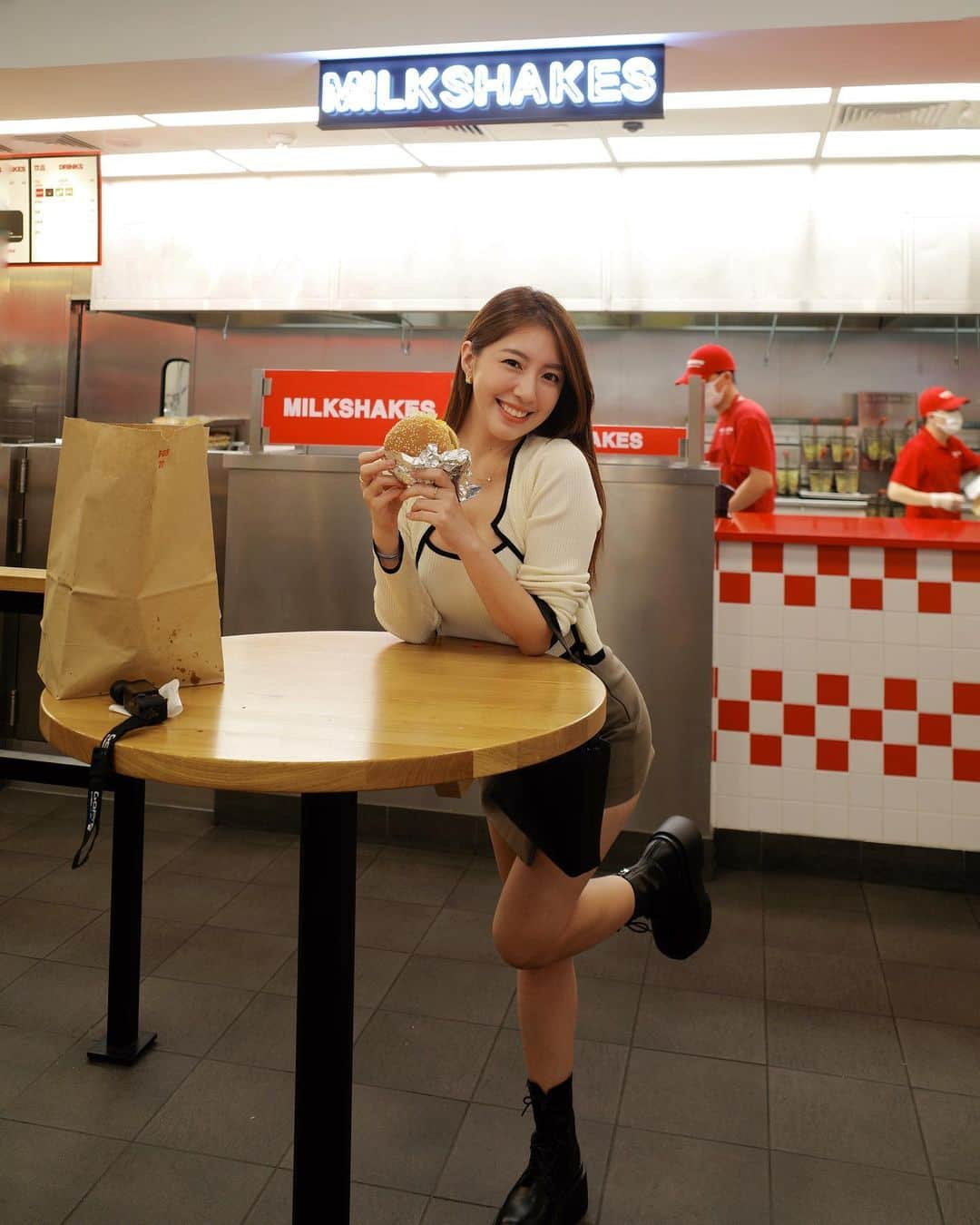 辜莞允（Nono Ku）のインスタグラム：「來澳門先吃個Five Guys🍔  絕對不是在旁邊賭場玩花旗骰輸光才出來吃的 絕對絕對不是喔 不是，嗎？ 🥲🥲🥲🥲🥲」