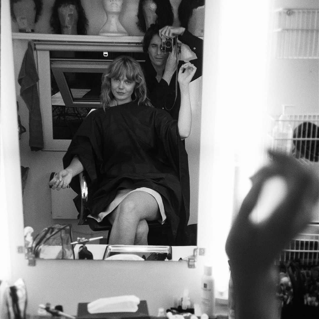 フリーダ・グスタフソンのインスタグラム：「on the set of tomas alfredsons trolösa ❤️  shot by @gustavlindh   🫶」