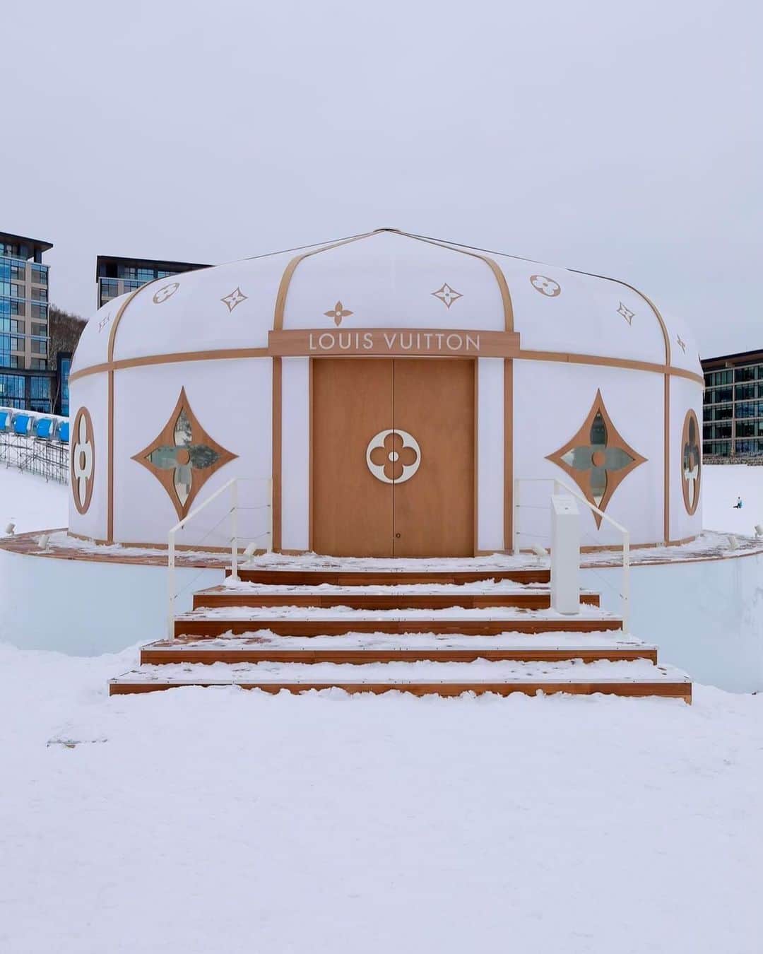 中条あやみさんのインスタグラム写真 - (中条あやみInstagram)「Thank you for inviting @louisvuitton   LVマークのヨルテやゴンドラが雪景色の中に現れて幻想的で特別感がありました❄️ Skiコレクションも普段から使えそうなダウンやニット帽が可愛かった⛄️ #louisvuitton  #LVSKI」12月12日 22時23分 - nakajo_ayami
