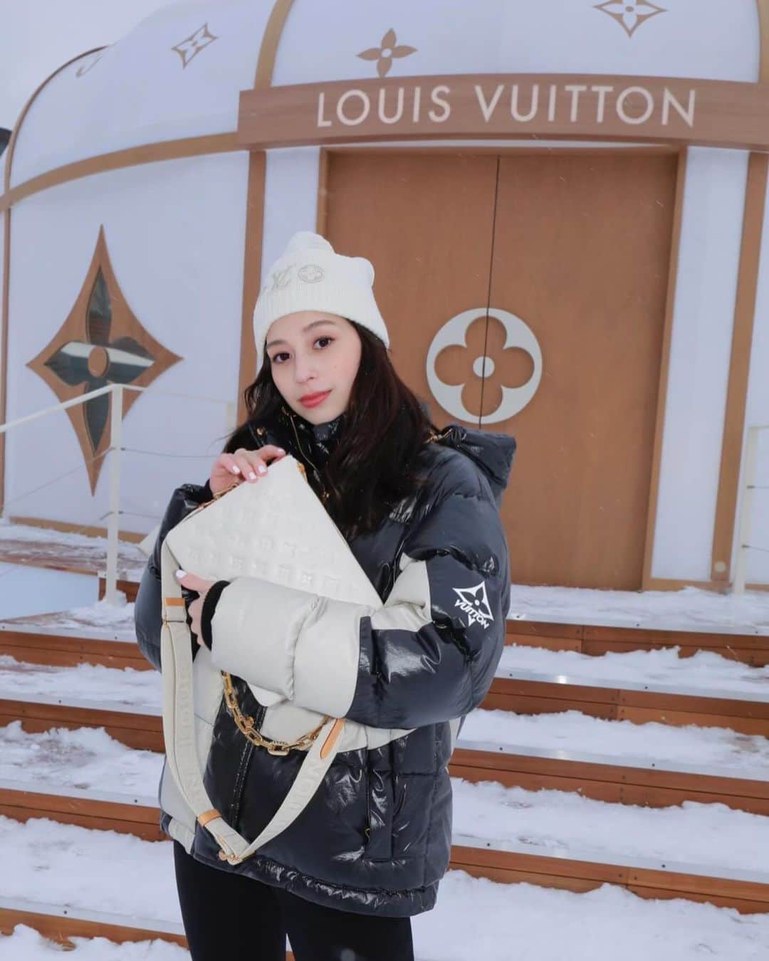 中条あやみさんのインスタグラム写真 - (中条あやみInstagram)「Thank you for inviting @louisvuitton   LVマークのヨルテやゴンドラが雪景色の中に現れて幻想的で特別感がありました❄️ Skiコレクションも普段から使えそうなダウンやニット帽が可愛かった⛄️ #louisvuitton  #LVSKI」12月12日 22時23分 - nakajo_ayami