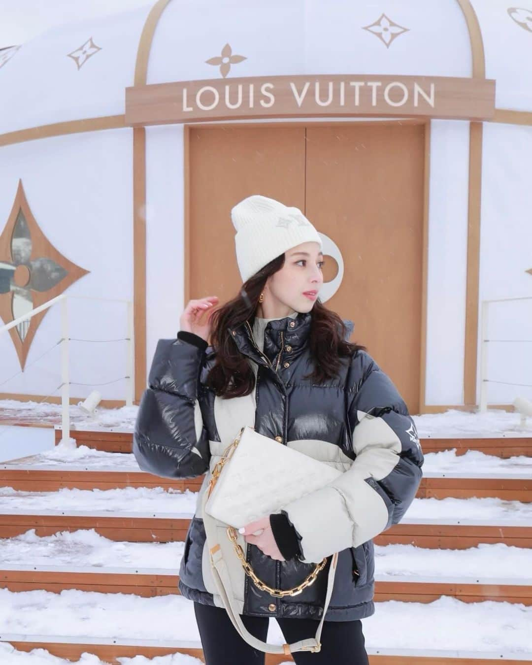 中条あやみさんのインスタグラム写真 - (中条あやみInstagram)「Thank you for inviting @louisvuitton   LVマークのヨルテやゴンドラが雪景色の中に現れて幻想的で特別感がありました❄️ Skiコレクションも普段から使えそうなダウンやニット帽が可愛かった⛄️ #louisvuitton  #LVSKI」12月12日 22時23分 - nakajo_ayami