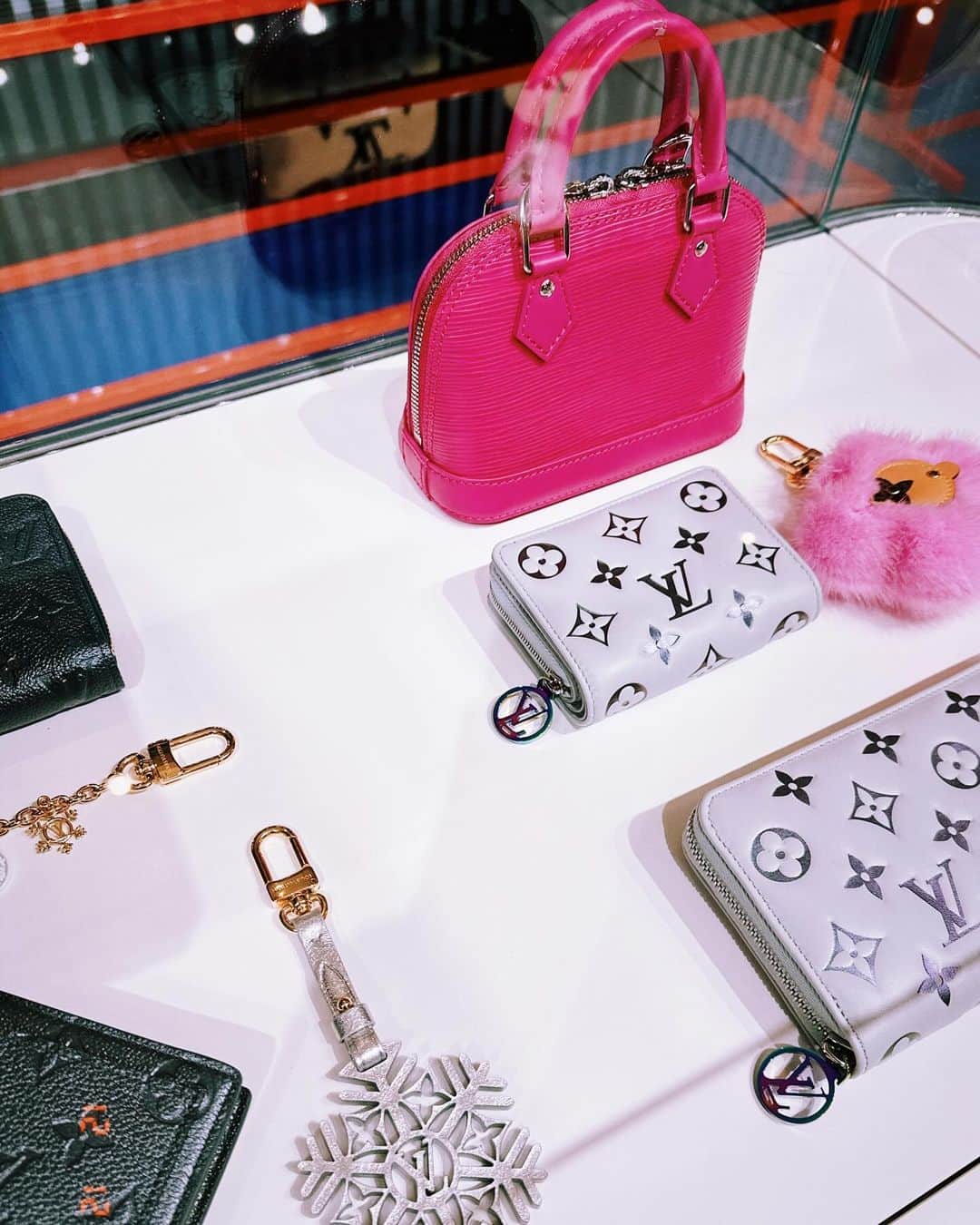 中条あやみさんのインスタグラム写真 - (中条あやみInstagram)「Thank you for inviting @louisvuitton   LVマークのヨルテやゴンドラが雪景色の中に現れて幻想的で特別感がありました❄️ Skiコレクションも普段から使えそうなダウンやニット帽が可愛かった⛄️ #louisvuitton  #LVSKI」12月12日 22時23分 - nakajo_ayami