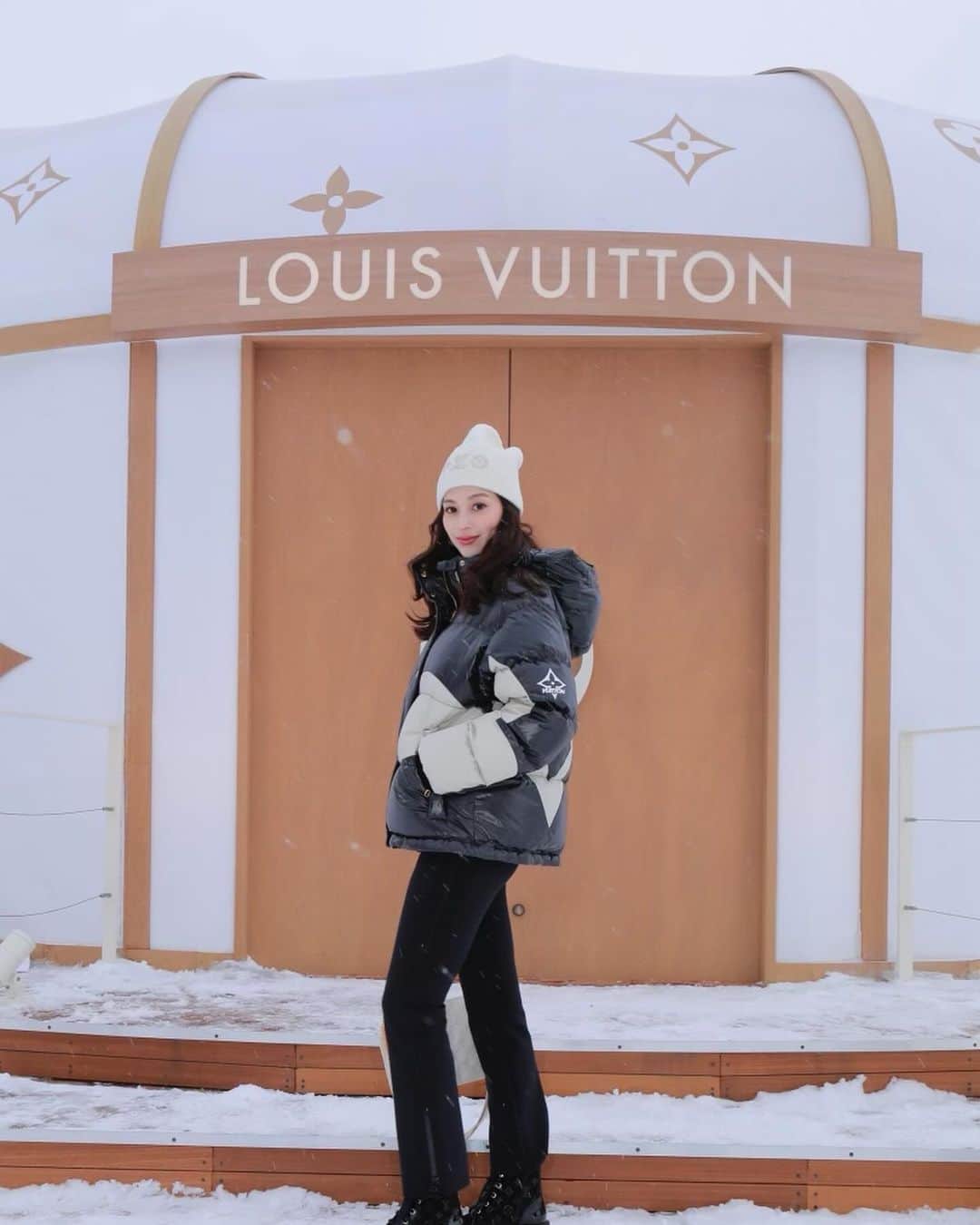 中条あやみのインスタグラム：「Thank you for inviting @louisvuitton   LVマークのヨルテやゴンドラが雪景色の中に現れて幻想的で特別感がありました❄️ Skiコレクションも普段から使えそうなダウンやニット帽が可愛かった⛄️ #louisvuitton  #LVSKI」