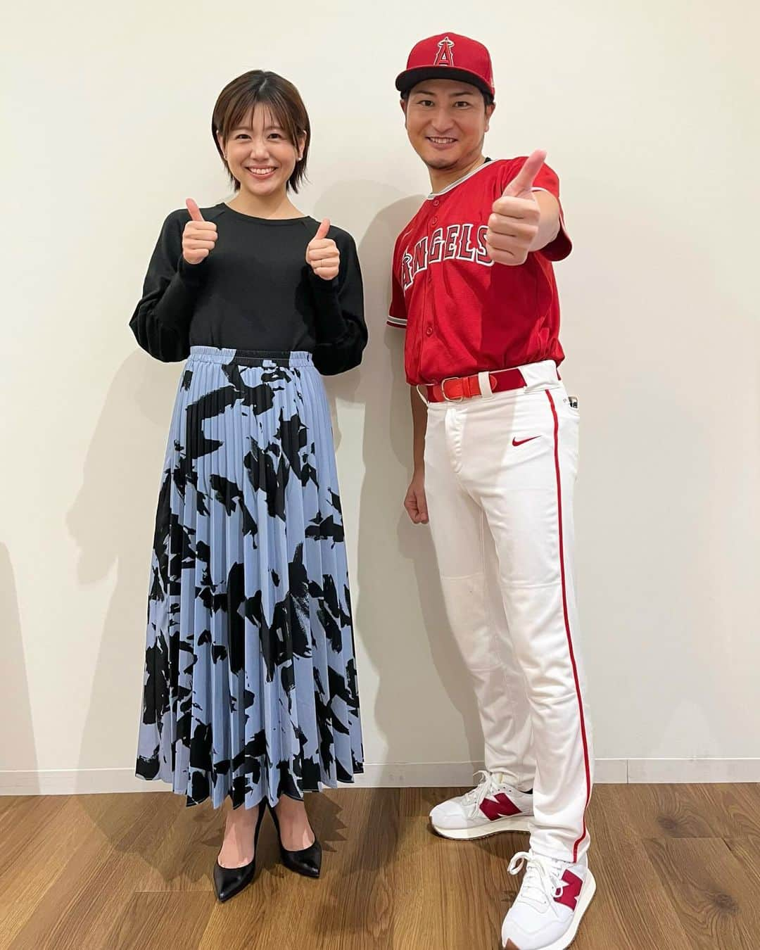 澤口実歩のインスタグラム：「#ミニタニ さんがミヤネ屋スタジオに きてくださった時の写真！  大谷選手がドジャース移籍、ということは.. 赤いユニフォームのミニタニさんに会えるのも この日が最後だった？😂  #ミニタニ さん #ミニビッシュ さん #全試合観戦」