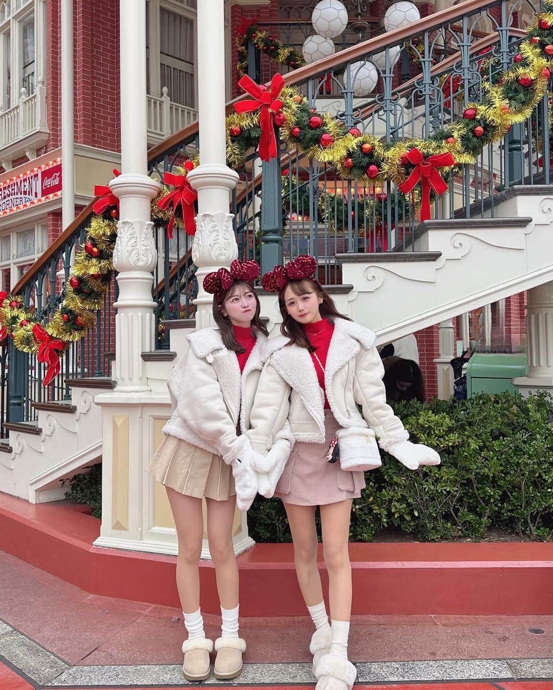 計良日向子（ひなひ）さんのインスタグラム写真 - (計良日向子（ひなひ）Instagram)「. ディズニークリスマス🐭🎁♥️ . . . クリスマスも2人でディズニー行けた♡ 赤✖️ブラウンコーデにしたよ🪄 天気が怪しかったけど雨も降らず わりと空いててたくさん遊べたよ🫶 . . . クリスマスのグッズは今はもうほとんど 販売されてないんだけど 今販売されてるグッズでもこんなに クリスマスぽくなったから参考にしてね🎄♥️ . . . 🧥アウター @mercuryduo_com . 👗トップス @apres_jour . 👗スカート @grl_official . 👜バッグ @grl_official . . . . #ディズニーランド #ディズニーコーデ #ディズニーフード #ディズニークリスマス #シミラールックディズニー #ディズニーカチューシャ #apresjour #grl #グレイル」12月12日 22時29分 - kerahinako1105