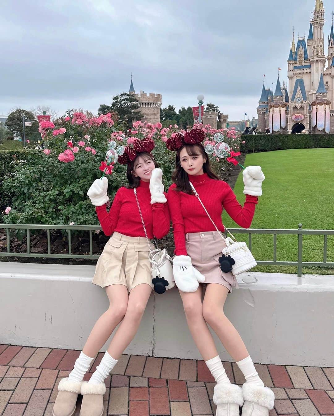 計良日向子（ひなひ）さんのインスタグラム写真 - (計良日向子（ひなひ）Instagram)「. ディズニークリスマス🐭🎁♥️ . . . クリスマスも2人でディズニー行けた♡ 赤✖️ブラウンコーデにしたよ🪄 天気が怪しかったけど雨も降らず わりと空いててたくさん遊べたよ🫶 . . . クリスマスのグッズは今はもうほとんど 販売されてないんだけど 今販売されてるグッズでもこんなに クリスマスぽくなったから参考にしてね🎄♥️ . . . 🧥アウター @mercuryduo_com . 👗トップス @apres_jour . 👗スカート @grl_official . 👜バッグ @grl_official . . . . #ディズニーランド #ディズニーコーデ #ディズニーフード #ディズニークリスマス #シミラールックディズニー #ディズニーカチューシャ #apresjour #grl #グレイル」12月12日 22時29分 - kerahinako1105