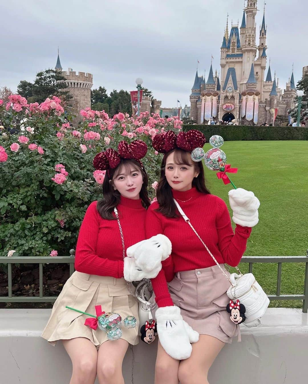 計良日向子（ひなひ）さんのインスタグラム写真 - (計良日向子（ひなひ）Instagram)「. ディズニークリスマス🐭🎁♥️ . . . クリスマスも2人でディズニー行けた♡ 赤✖️ブラウンコーデにしたよ🪄 天気が怪しかったけど雨も降らず わりと空いててたくさん遊べたよ🫶 . . . クリスマスのグッズは今はもうほとんど 販売されてないんだけど 今販売されてるグッズでもこんなに クリスマスぽくなったから参考にしてね🎄♥️ . . . 🧥アウター @mercuryduo_com . 👗トップス @apres_jour . 👗スカート @grl_official . 👜バッグ @grl_official . . . . #ディズニーランド #ディズニーコーデ #ディズニーフード #ディズニークリスマス #シミラールックディズニー #ディズニーカチューシャ #apresjour #grl #グレイル」12月12日 22時29分 - kerahinako1105