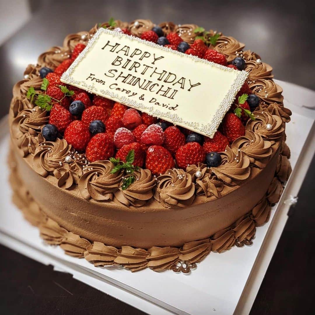 諸星伸一さんのインスタグラム写真 - (諸星伸一Instagram)「⭐️12月17日⭐️  一足早い誕生日ケーキを香港の友人から遠隔でいただきました🇭🇰🎂 Carey & David Thank you for the big delicious cake!  そしてまたまた一足早い誕生日ケーキ🎂✨ 　　  ここ最近は色々ご馳走になりありがとうございます✨  #lamborghini #ランボルギーニ #morohoshi #諸星伸一 #fightingstar #ファイティングスター #fsbk #世界最強モロックマ #世界最強諸星一家 #諸星一家 #powercraft  #lexani #rockford #tokyo #japan  ※12月17日の誕生日の顔面ケーキはそろそろ廃止にして、ビンゴ大会とか現金総取りゲームとかしたいと切実に思います🎂笑」12月12日 22時29分 - morohoshi7777