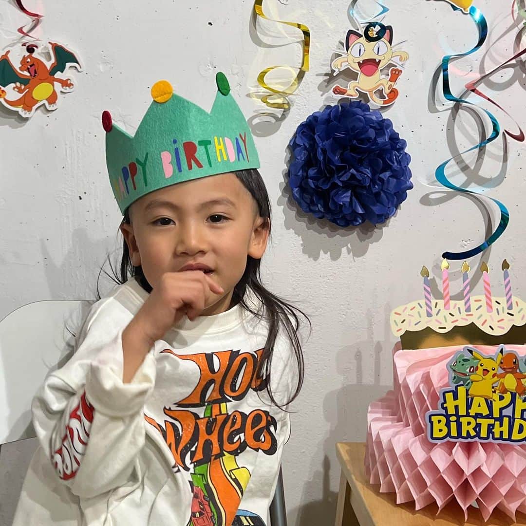 森本容子さんのインスタグラム写真 - (森本容子Instagram)「5歳になりました✨今年の飾り付けなんだかおダサい感じに仕上がってしまったけど、、気に入ってもらえたようでよかった💛 @jinonozaki お誕生日おめでとう✨」12月12日 22時31分 - yocomorimoto