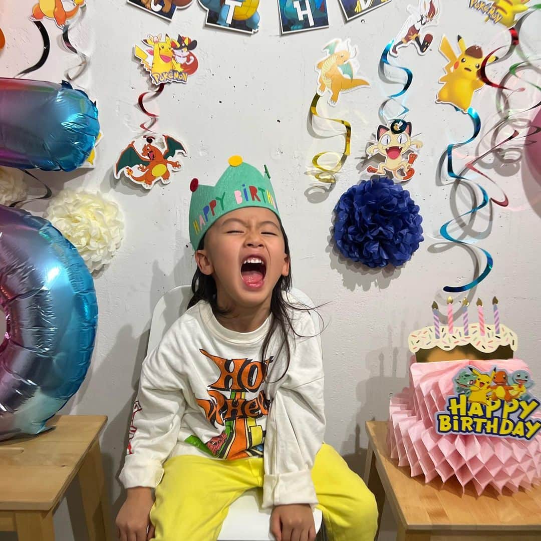 森本容子さんのインスタグラム写真 - (森本容子Instagram)「5歳になりました✨今年の飾り付けなんだかおダサい感じに仕上がってしまったけど、、気に入ってもらえたようでよかった💛 @jinonozaki お誕生日おめでとう✨」12月12日 22時31分 - yocomorimoto