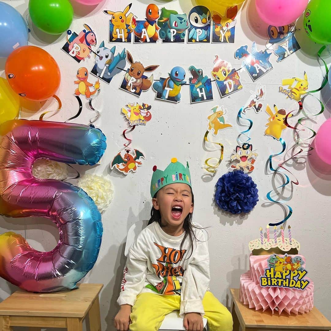 森本容子のインスタグラム：「5歳になりました✨今年の飾り付けなんだかおダサい感じに仕上がってしまったけど、、気に入ってもらえたようでよかった💛 @jinonozaki お誕生日おめでとう✨」
