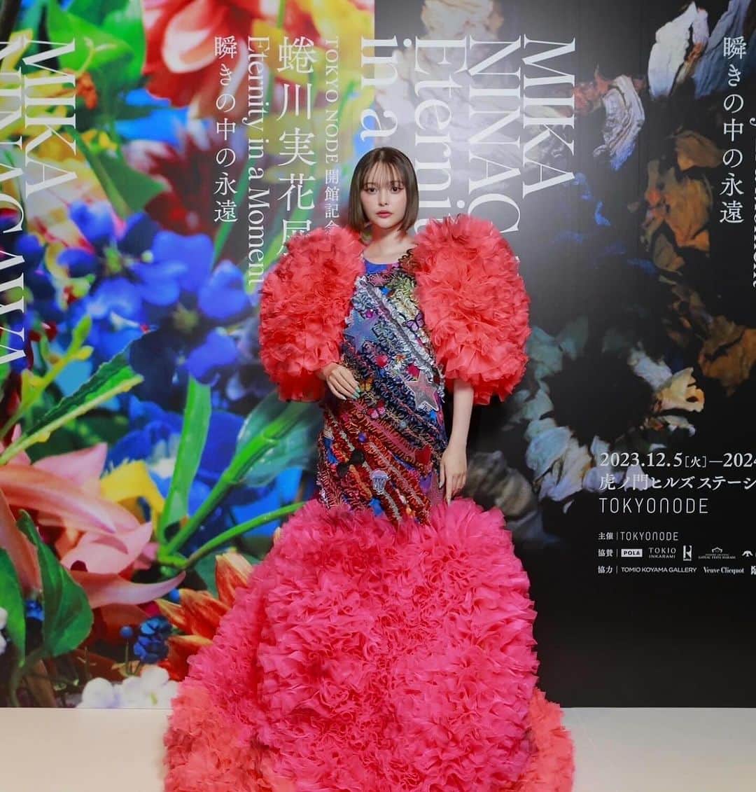 蜷川実花さんのインスタグラム写真 - (蜷川実花Instagram)「今回の展覧会のために　@tomo_koizumiさんが作ってくれたドレス🩵 私の写真柄のワンピースをドレスにリメイクしてくださいました。 素敵💓💓💓 レセプション当日は@tinapouty が着てくれました。 今は45階のショップに展示してあるのでぜひごらんになってくださいね。 ともさんは今個展「Tomo Koizumi」を東京・品川のギャラリー YUKIKOMIZUTANIで年2月10日までやってます！そちらもぜひ見に行ってみてね。  「蜷川実花展 Eternity in a Moment 瞬きの中の永遠」 会期：2023.12/5-2024.2/25 会場：TOKYO NODE 45階 GALLERY A/B/C #蜷川実花展eim #100万色の桃源郷へ #tokyonode #mikaninagawa #蜷川実花」12月12日 22時43分 - ninagawamika