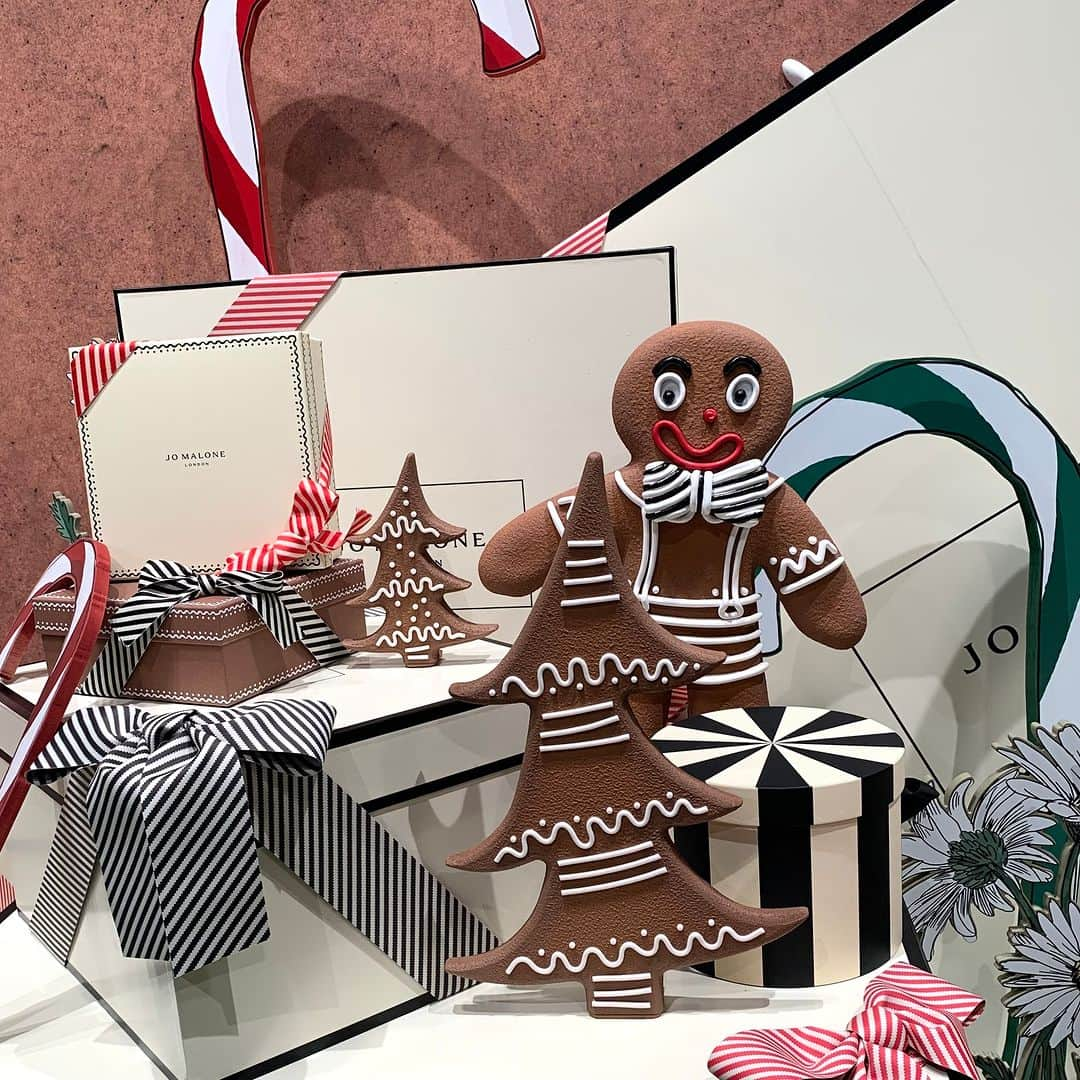 MAQUIA ONLINEのインスタグラム：「ジョー マローン ロンドンが、クリスマスに先駆けて“Gingerbread Land（ジンジャーブレッド ランド）”ポップアップイベントを期間限定で開催✨  会場では、ポップでキュートなジンジャーブレッドハウスが来場者をお出迎え。ジンジャーブレッド マンと一緒に撮影ができるフォトボックスやジンジャーブレッド マンの紙製オーナメントに好きな香りをつけてくれるサービス、オリジナルのリースづくりなど、会場でしか体験できないコンテンツが満載です。もちろん、ホリデーのお祝いムードを盛り上げてくれるコロンやホーム フレグランスなどの限定ギフトのコレクションも購入できます👌  また、会場内限定の購入特典として、16500円以上購入すると「オリジナル フレッシュナー」を、22000円以上購入で「フレイグラント フェイバリット ポーチ セット」をプレゼント。さらに、来場者限定でジョー マローン ロンドンからクリスマスギフトがもらえるチャンスも。※数量限定・なくなり次第終了  自分へのご褒美や友達へのギフト探しに、ぜひ足を運んでみては😘  ジョー マローン ロンドン “Gingerbread Land”ポップアップイベント 期間：2023年12月14日（木）〜12月25日（月） 時間：11:00〜21:00（最終日25日のみ20:00まで） ※最終入場は30分前まで 会場：表参道ヒルズB3F スペースオー 東京都渋谷区神宮前4-12-10 入場：無料／予約制 予約：12月12日より公式LINEアカウントにて予約スタート   #ジョーマローンロンドン #ジンジャーブレッドランド #ジョーマローン #クリスマス #ポップアップ #香り #フレグランス #クリスマスコフレ #期間限定 #ホリデーコレクション #クリスマスコフレ2023 #jomalonelondon #ギフト #プレゼント #maquia #マキア WEB編集N」