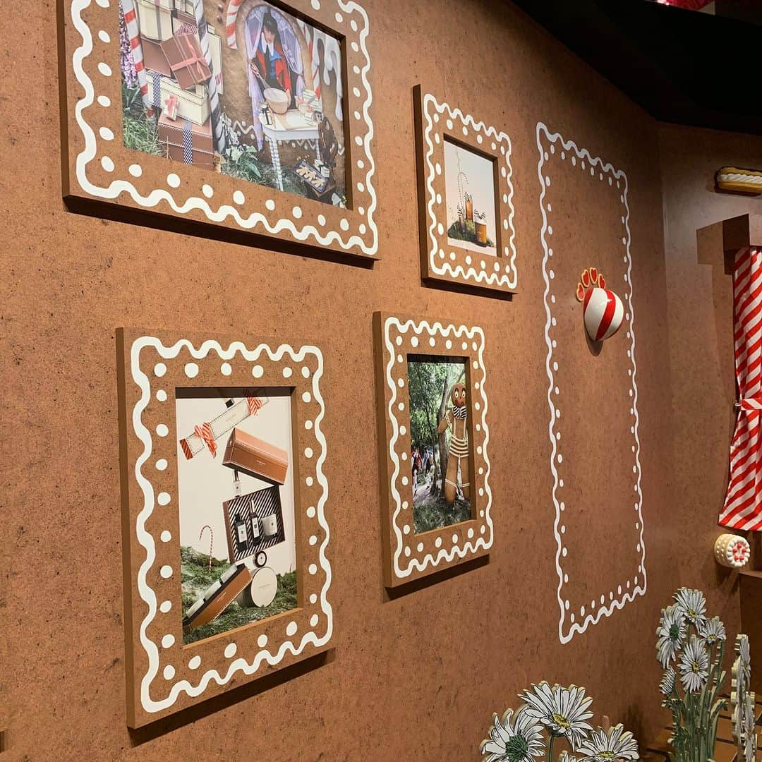 MAQUIA ONLINEさんのインスタグラム写真 - (MAQUIA ONLINEInstagram)「ジョー マローン ロンドンが、クリスマスに先駆けて“Gingerbread Land（ジンジャーブレッド ランド）”ポップアップイベントを期間限定で開催✨  会場では、ポップでキュートなジンジャーブレッドハウスが来場者をお出迎え。ジンジャーブレッド マンと一緒に撮影ができるフォトボックスやジンジャーブレッド マンの紙製オーナメントに好きな香りをつけてくれるサービス、オリジナルのリースづくりなど、会場でしか体験できないコンテンツが満載です。もちろん、ホリデーのお祝いムードを盛り上げてくれるコロンやホーム フレグランスなどの限定ギフトのコレクションも購入できます👌  また、会場内限定の購入特典として、16500円以上購入すると「オリジナル フレッシュナー」を、22000円以上購入で「フレイグラント フェイバリット ポーチ セット」をプレゼント。さらに、来場者限定でジョー マローン ロンドンからクリスマスギフトがもらえるチャンスも。※数量限定・なくなり次第終了  自分へのご褒美や友達へのギフト探しに、ぜひ足を運んでみては😘  ジョー マローン ロンドン “Gingerbread Land”ポップアップイベント 期間：2023年12月14日（木）〜12月25日（月） 時間：11:00〜21:00（最終日25日のみ20:00まで） ※最終入場は30分前まで 会場：表参道ヒルズB3F スペースオー 東京都渋谷区神宮前4-12-10 入場：無料／予約制 予約：12月12日より公式LINEアカウントにて予約スタート   #ジョーマローンロンドン #ジンジャーブレッドランド #ジョーマローン #クリスマス #ポップアップ #香り #フレグランス #クリスマスコフレ #期間限定 #ホリデーコレクション #クリスマスコフレ2023 #jomalonelondon #ギフト #プレゼント #maquia #マキア WEB編集N」12月12日 22時36分 - maquia.magazine